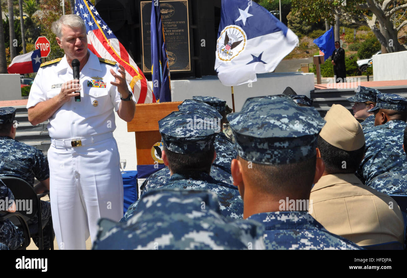 Admiral Gary Roughhead, Chief of Naval Operations, hält eine Fragerunde mit den Seeleuten in der u-Boot-Gemeinschaft während eines Anrufs All-Hände am Naval Base Point Loma. Roughhead angesprochen Sailors Bedenken Raucherentwöhnung Rauchen an Bord der u-Boote, zu dienen und individuelle Augmentee Besatzung durchführen. All-Hände rufen 313434 Stockfoto