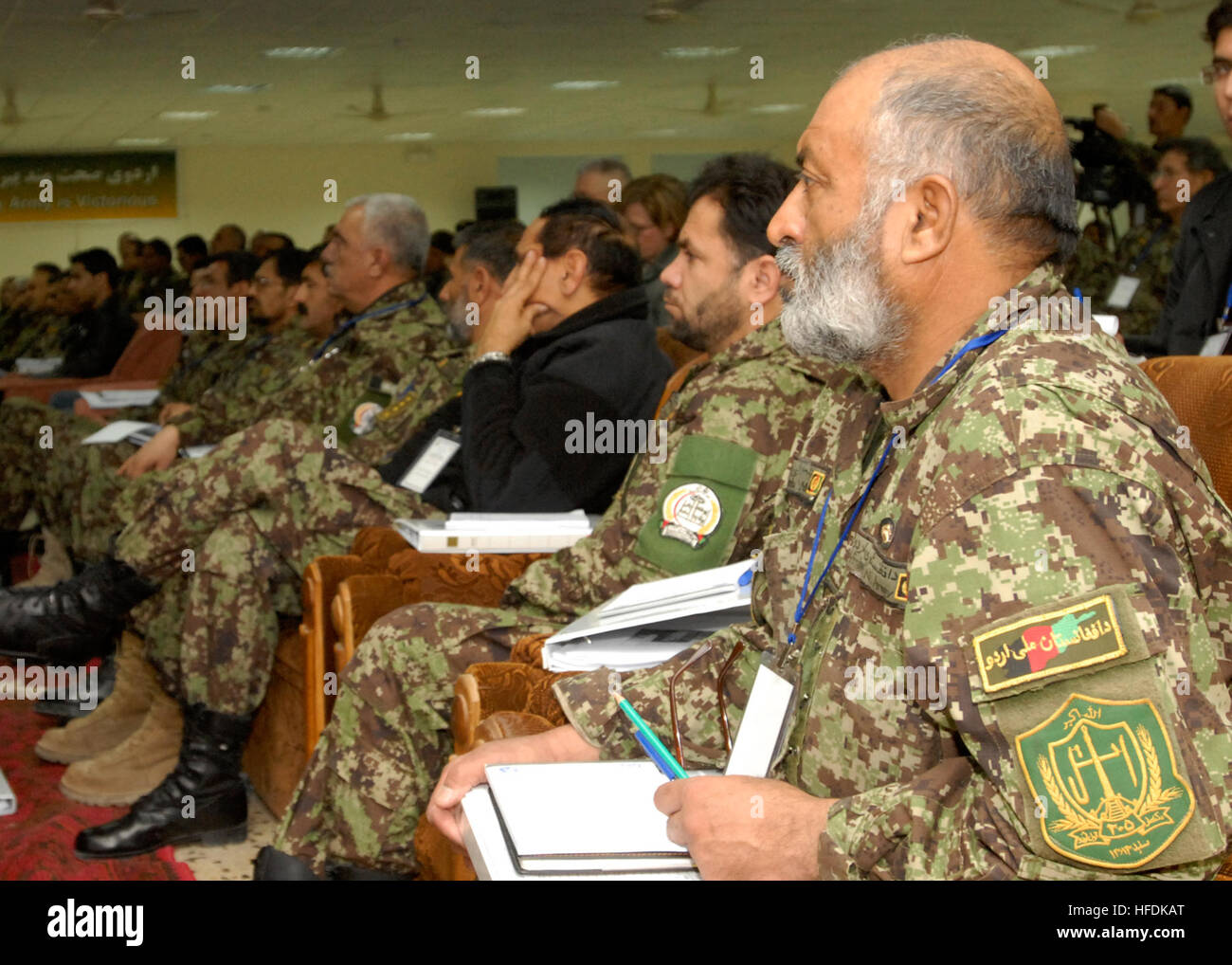 Chefärzte und afghanische Nationalarmee Ärzte hören einen kurzen während einer medizinischen Konferenz am Camp Hero in der Provinz Kandahar, Afghanistan. Dies war der sechste medizinische Leadership Conference veranstaltet von ANA Medical Command hochrangige Mitglieder der ANA und ihre Koalition waren Mentoren auf Seite zum Thema zu diskutieren, die ANA Krankenhäuser in ganz Afghanistan in den letzten sechs Monaten betroffen. ANA Ärzte besuchen medizinische Konferenz 361680 Stockfoto