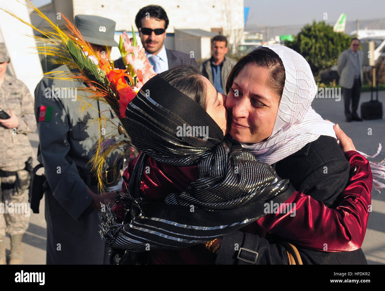 100319-N-6031Q-002 KABUL, Afghanistan – Oberst Shafiqa Quarashi umarmt ihre Schwester am 19. März 2010 nach ihrer Rückkehr aus den USA, wo sie einen 2010 International Woman of Courage Award von Außenministerin Hilary Clinton erhielt. 75 Frauen aus der ganzen Welt wurden für den Award nominiert, obwohl es nur zehn in einer Zeremonie an das US-Außenministerium am 10. März präsentiert wurden. (U.S. Navy Foto von Mass Communication Specialist 2. Klasse David Quillen / veröffentlicht). Eine afghanische Frau Mut kehrt Heim (4446654531) Stockfoto