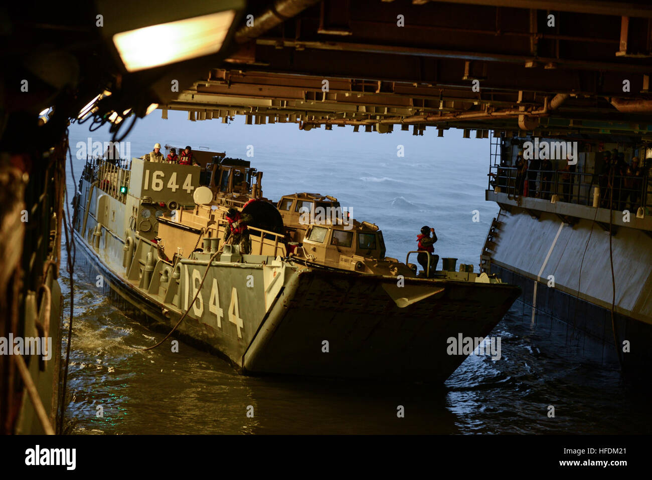 NORFOLK (8. Oktober 2016) Landing Craft Utility (LCU) 1644, befestigt, Assault Craft Einheit (ACU) 2, betritt nun Deck des amphibischen Angriff Schiff USS Iwo Jima (LHD-7). Iwo Jima und die 24. Marine Expeditionary Unit (MEU 24.) bereiten sich auf Katastrophenhilfe und humanitäre Hilfe für Haiti nach Hurrikan Matthew bieten. (US Navy Foto von Seemann Daniel C. Coxwest/freigegeben) 161008-N-AH771-177 mitreden: www.navy.mil/viewGallery.asp www.facebook.com/USNavy www.twitter.com/USNavy navylive.dodlive.mil pinterest.com plus.google.com An LCU betritt das Deck gut von den Amphibien Stockfoto