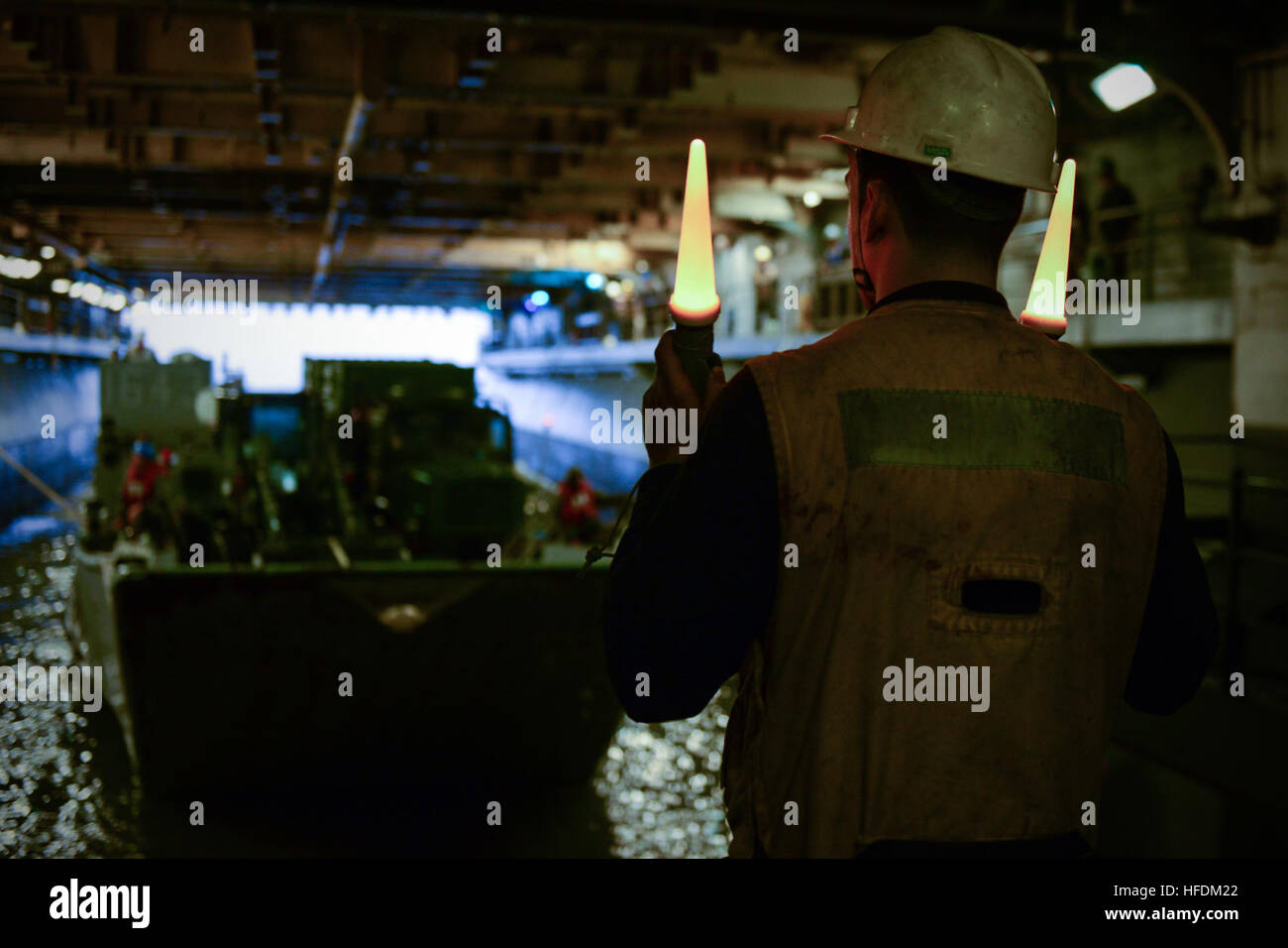 NORFOLK (8. Oktober 2016) Petty Officer 3rd Class Jeremy Ducker Führer Landing Craft Utility 1643 in der Brunnen-Deck des amphibischen Angriffs Schiff USS Iwo Jima (LHD-7). Iwo Jima und die 24. Marine Expeditionary Unit (MEU 24.) sind im Gange, Katastrophenhilfe und humanitäre Hilfe für Haiti nach Hurrikan Matthew bereitzustellen. (Foto: U.S. Navy Petty Officer 2. Klasse Andrew Murray/freigegeben) 161008-N-QJ850-180 an der Unterhaltung teilnehmen: www.navy.mil/viewGallery.asp www.facebook.com/USNavy www.twitter.com/USNavy navylive.dodlive.mil pinterest.com plus.google.com An LCU betritt das gut-Deck des Verstärkers Stockfoto