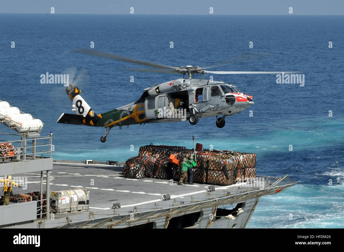 Arabische SEA(Nov. 25, 2012) Seeleute an Bord der Military Sealift Command schnell Kampfunterstützung Schiff USNS Brücke (T-AOE 10) vorbereiten, eine Last von Lieferungen an einen MH-60 s Sea Hawk Hubschrauber zugewiesen, die Eightballers der Hubschrauber Meer bekämpfen Squadron (HSC) 8 für den Transport, die Flugzeugträger der Nimitz-Klasse USS Dwight D. Eisenhower (CVN-69) Haken während Nachschub auf See. Dwight D. Eisenhower in den USA bereitgestellt wird 5. Flotte Aufgabengebiet Durchführung von maritimer Sicherheitsoperationen, Theater Sicherheitsbemühungen Zusammenarbeit und Unterstützungsmission im Rahmen der Operation Enduring Freedom.  (US-Navy Stockfoto