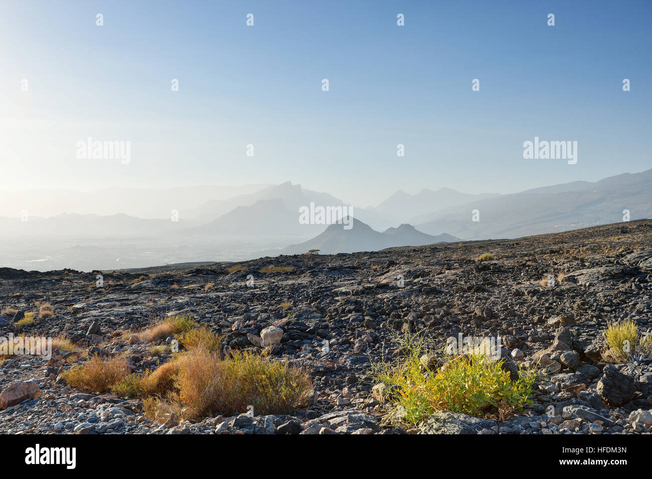 Silhouetten der Berge mit felsigen Vordergrund, Oman Stockfoto