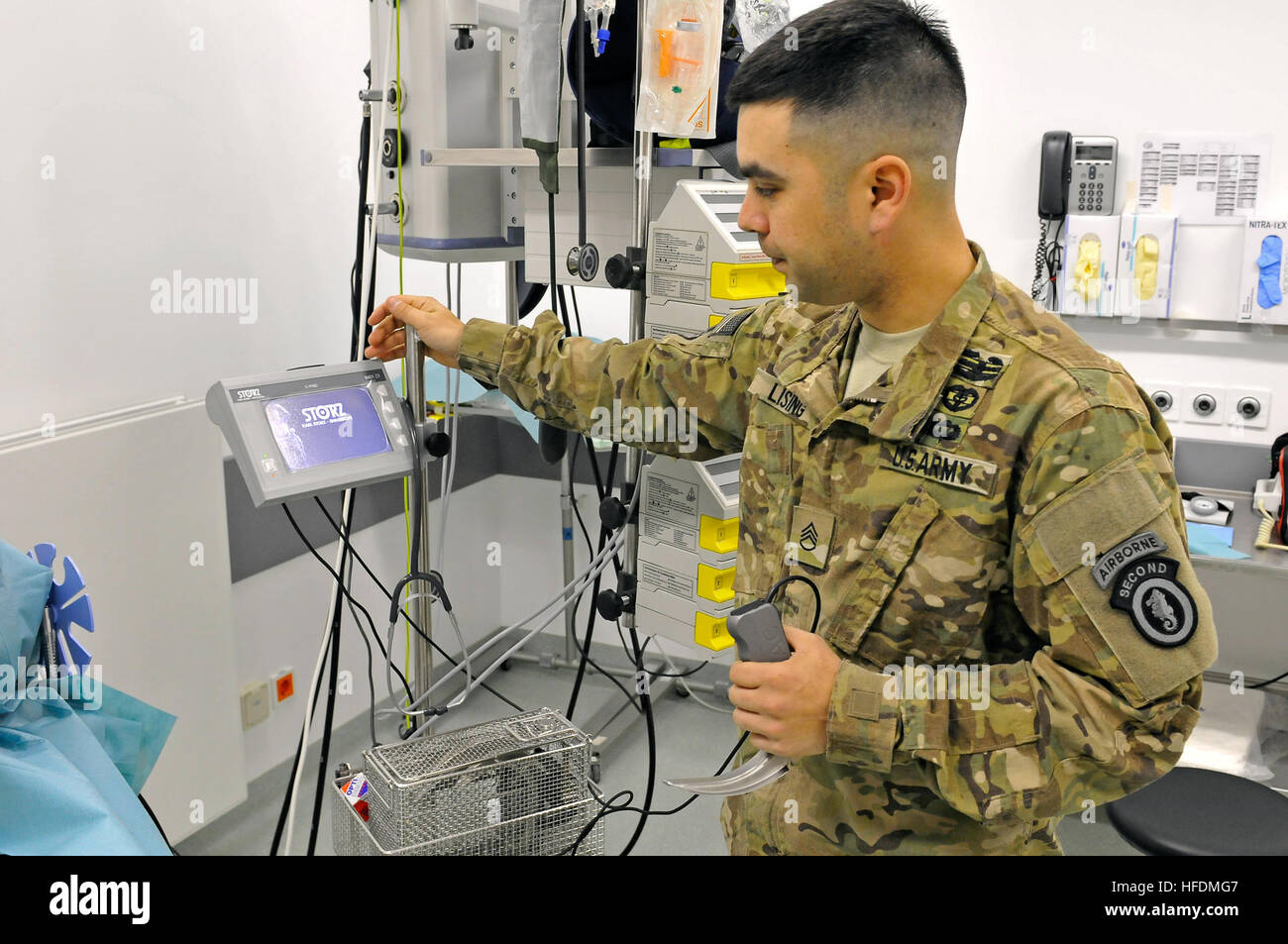 U S Army Ssgt Nicholas Lising Betreibt Ein Storz Endoskop In Einem Trauma Care Zimmer Im Medizinischen Feldstation Auf Camp Marmal Derzeit Ist Lising Die 8 Freuen Uns Op Team Airborne Seinem Siebten Einsatz U S Army Ssgt Nicholas Lising Betreibt Ein Storz Endoskop In Einem Trauma Care Zimmer Im Medizinischen Feldstation Auf Camp Marmal Derzeit Ist Lising Die 8 Freuen Uns Op Team Airborne Seinem Siebten Einsatz