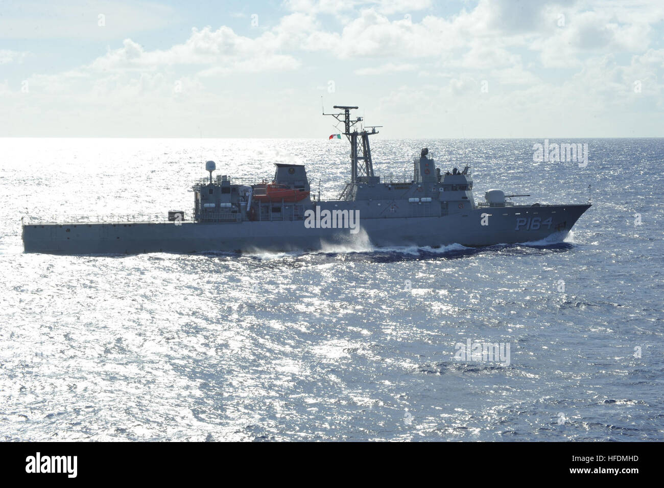 Mexikanische Marine Patrouillenboot ARM Revolution (P 164) bereitet eine acht-Schiff-Formation während der Rand des Pazifik (RIMPAC) Übung 2014 bezugsbereit. Zweiundzwanzig Nationen, mehr als 40 Schiffe, sechs u-Boote, mehr als 200 Flugzeugen und 25.000 Mitarbeiter beteiligen an RIMPAC vom 26. Juni bis Aug. 1, in und um die Inseln von Hawaii und Südkalifornien. Die weltweit größte maritime Übung RIMPAC bietet eine einzigartige Trainingsmöglichkeit, die hilft den Teilnehmern zu fördern und unterstützen die Kooperationsbeziehungen, die entscheidend für die Gewährleistung der Sicherheit der Seewege und Sicherheit auf der Welt oc Stockfoto