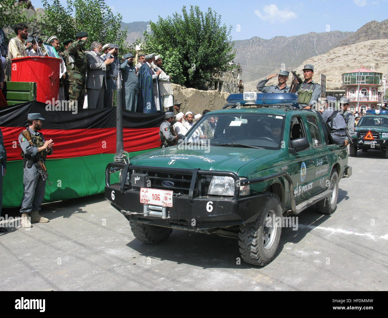 Konar der Landeshauptmann, gov Sayed Wahidi (im grauen Anzug), applaudiert die Prozession der Afghanischen Nationalpolizei sowie Fahrzeuge der afghanischen Nationalarmee während der Independence Day Parade, Innenstadt von Asad Abad, Konar Provinz, Afghanistan, 18. August 2008. Asad Abad feiert die 89. Jahrestag der afghanischen Unabhängigkeit 109590 Stockfoto