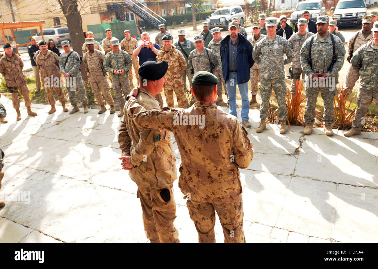 Eine Aufstiegszeremonie im Camp Eggers in Kabul, Afghanistan, würdigt einen kanadischen Chief Petty Officer 1st Class, den höchsten Rang in der kanadischen Marine und markiert damit einen Meilenstein in einer Marinekarriere mit Anwesenheit von Militärführern, Kollegen und Unterstützern. Stockfoto
