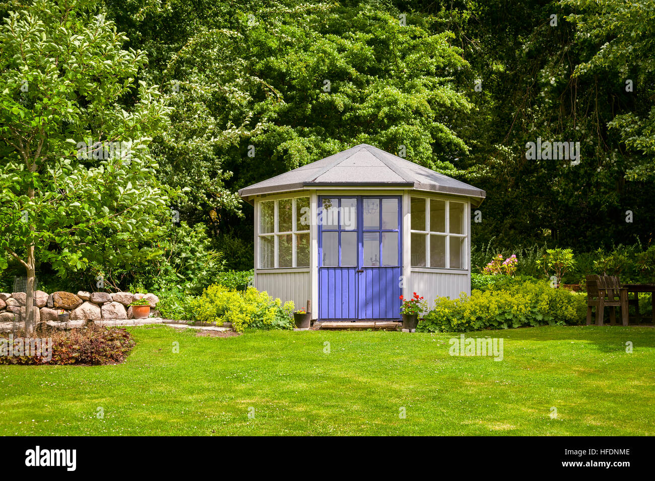 Bild von Pavillon Haus in einem grünen Garten hinter dem Haus. Stockfoto