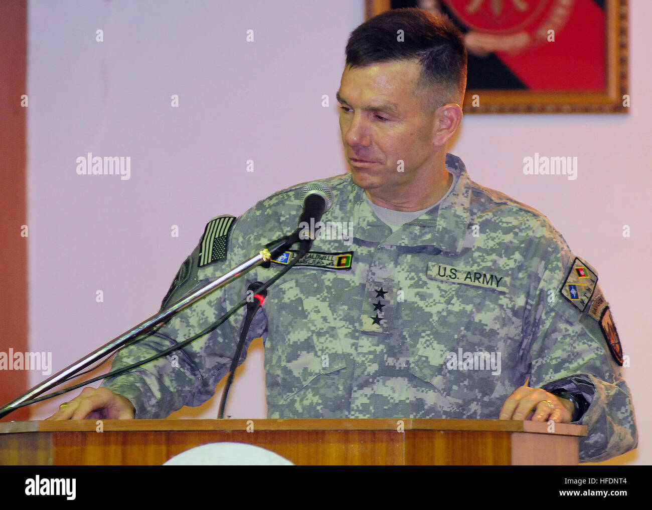 091208-N-3218H-001 (Kabul, Afghanistan) Generalleutnant William B. Caldwell, IV, Kommandant der NATO Training Mission, hört auf eine Frage von einem senior Soldat auf der sechsten halbjährliche Sergeant-Major-Konferenz in Kabul. Mehr als hundert Senior trat ANA und Soldaten der Koalition besuchte das Seminar gehalten in der Aula der Afghan National Army Air Corp, um Ideen auszutauschen und Erfahrungen positiv auf Afghanistans Unteroffizier-Korps. (Foto: U.S. Navy MC2 Christopher Hall/freigegeben) 091208-N-3218H-001 (4174322569) Stockfoto