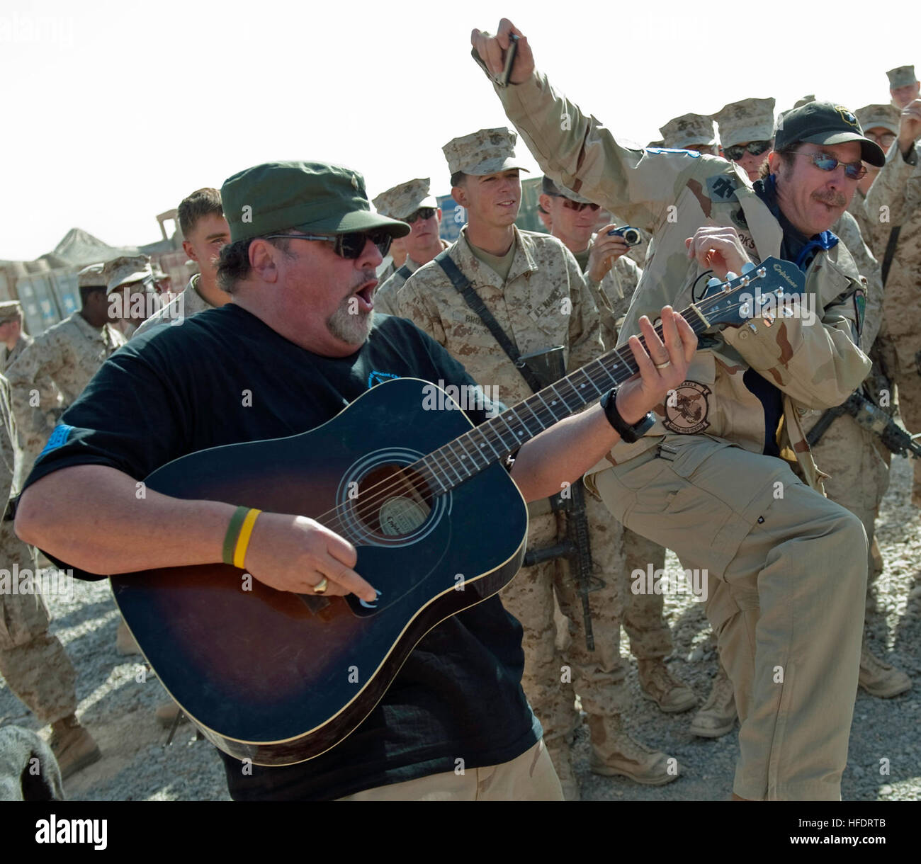 Songwriter Bob Dipiero, links und Country-Musikkünstler Kix Brooks, Brooks & Dunn, durchführen für US-Marines des 2. Bataillon, 6. Marineregiments an Camp Hanson in der Provinz Helmand, Afghanistan, 16. Dezember 2010. Dipiero und Bäche waren Bestandteil der jährlichen USO Urlaub Tour, die vom Vorsitzenden der Joint Chiefs Of Staff Marine Admiral Mike Mullen Gastgeber war und auch Auftritte von Komiker Robin Williams, Lewis Black und Kathleen Madigan und Tour de France-Sieger Lance Armstrong. (Foto: DoD Mass Communication Specialist 1. Klasse Chad J. McNeeley, US Navy/freigegeben) BobDiPieroKixBrook Stockfoto