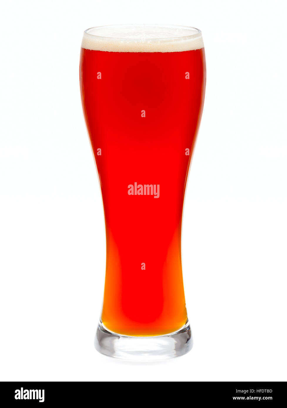 Volles Glas helles Bier isoliert auf weißem Hintergrund Stockfoto