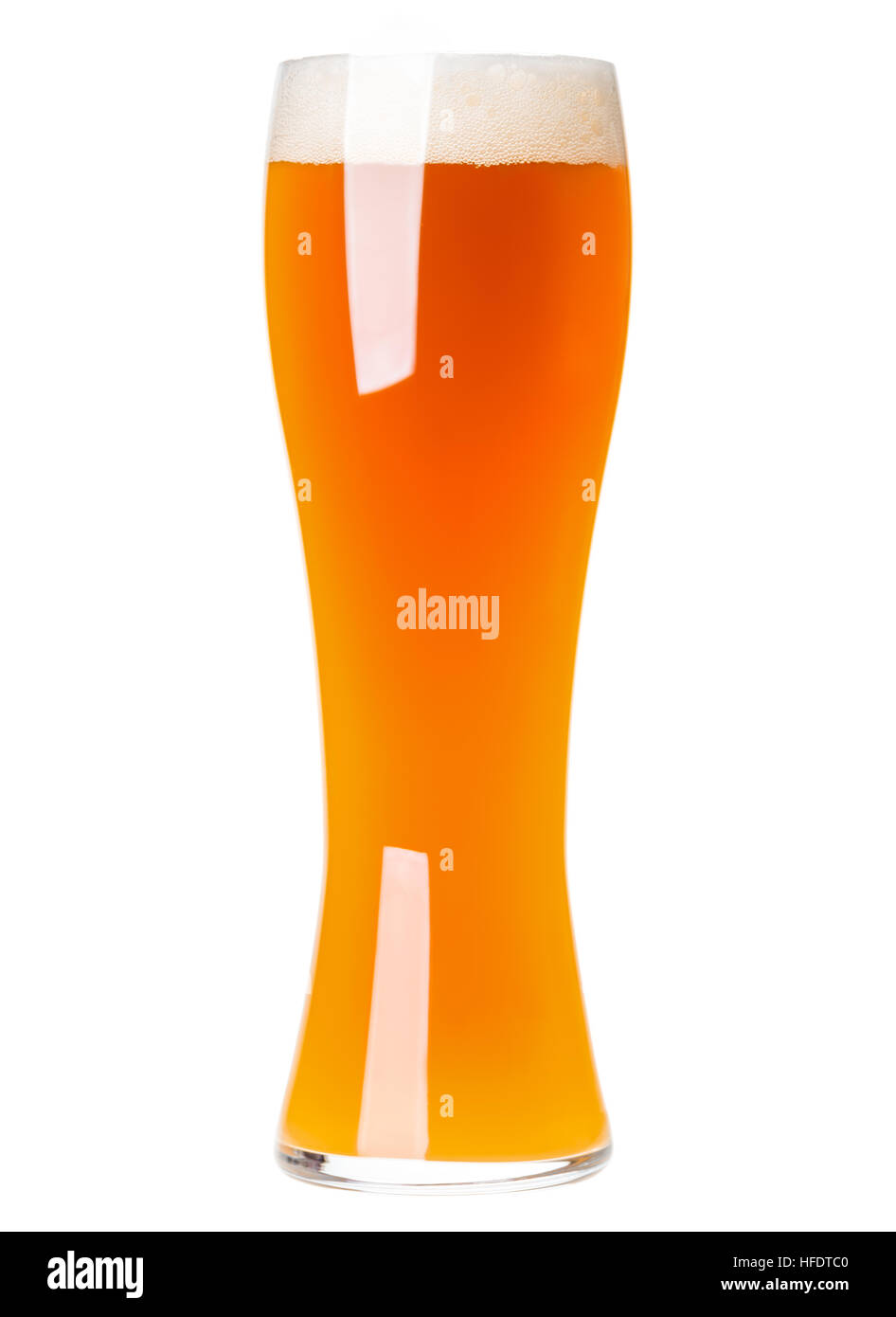 Volle Longdrinkglas deutsche oder belgische Weißbier isoliert auf weißem Hintergrund Stockfoto