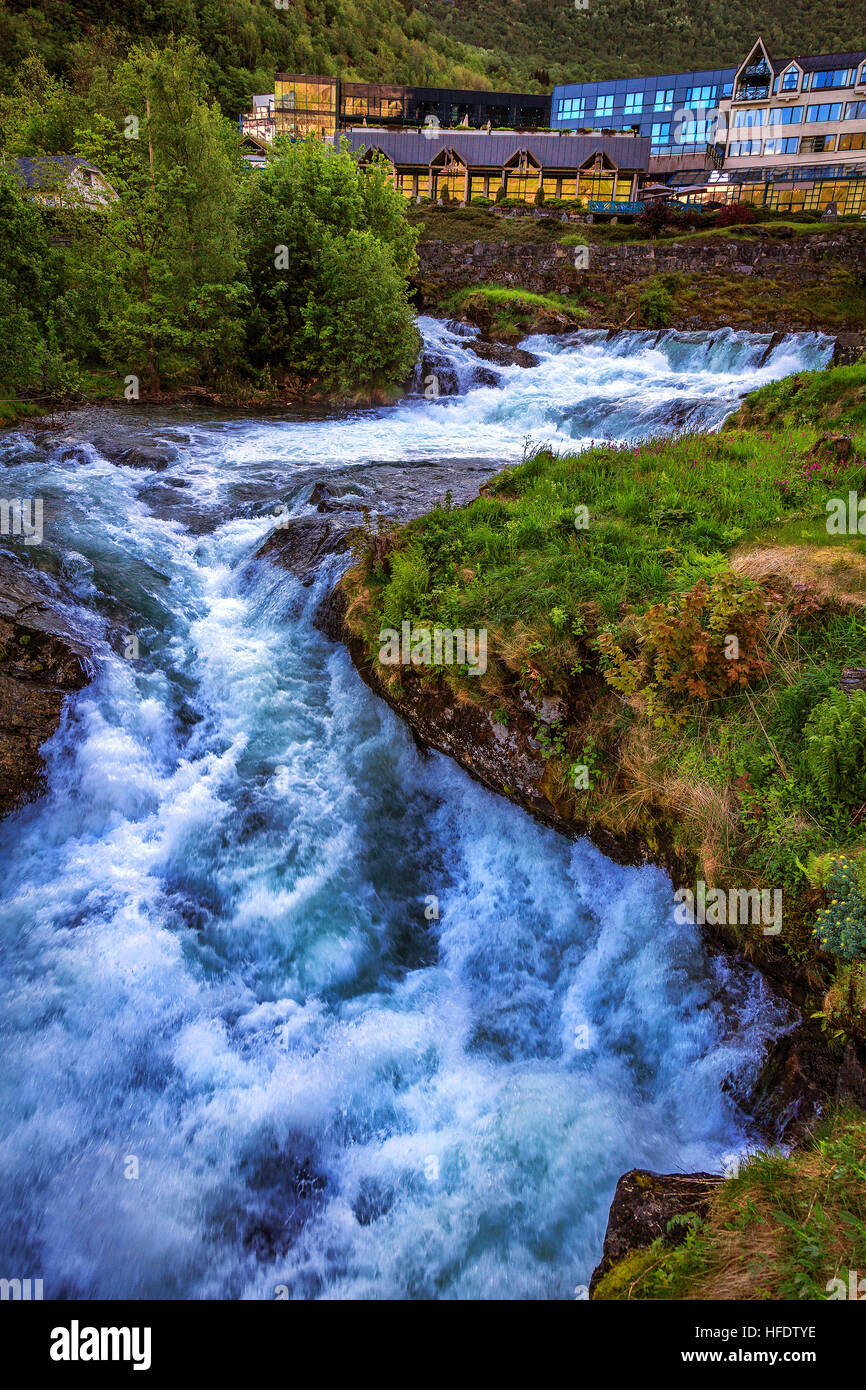 Die reißenden Fluss hinter dem Hotel in Geiranger, Norwegen kommen. Stockfoto