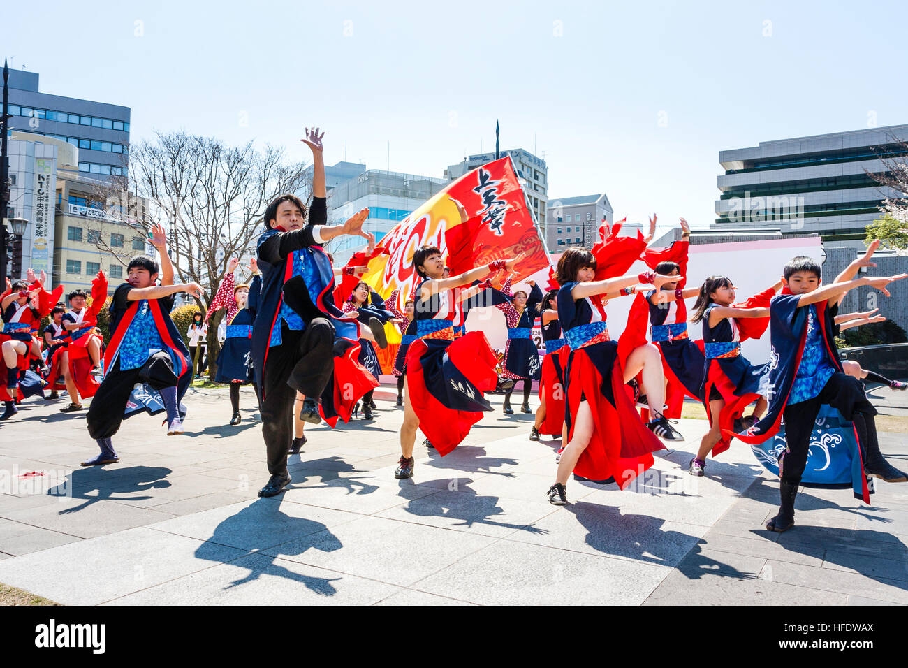 Japanische Yosakoi Dance Festival. Junge Tänzerinnen in Rot und Blau traditionelle yukata Jacken, Bildung Tanz in der Stadt. Stockfoto