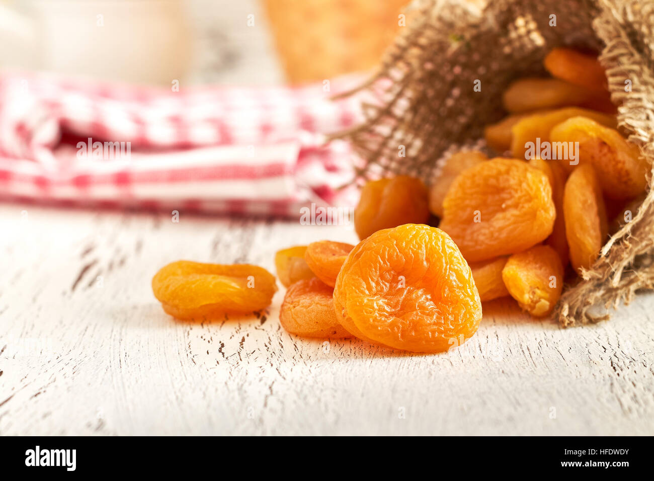 Getrocknete Aprikosen auf weißem rustikalen hölzernen Hintergrund Stockfoto