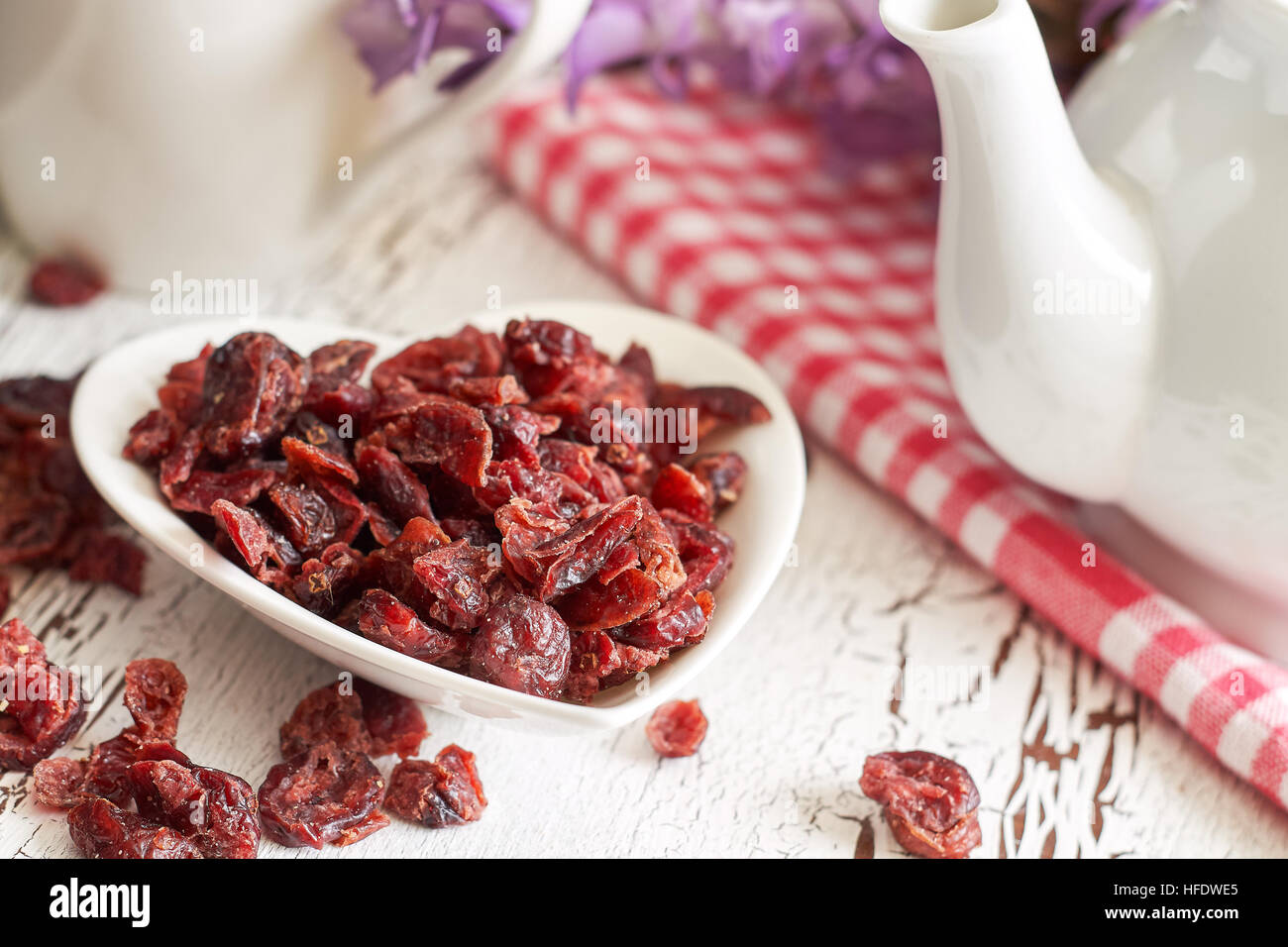 Getrocknete Cranberries in Schüssel auf rustikalen Tisch weiß Stockfoto