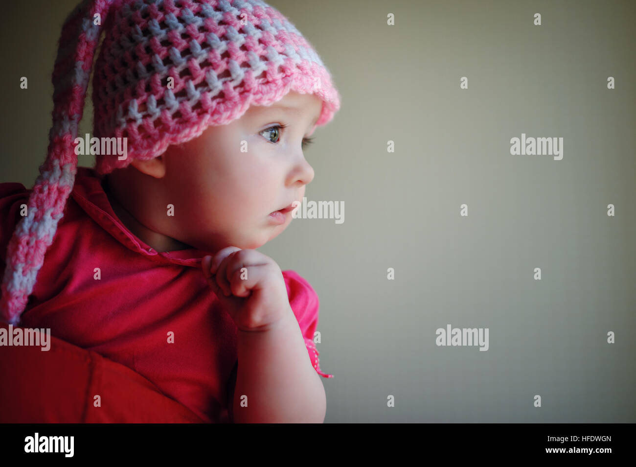 kleines Mädchen in Rosa Mütze Stockfoto