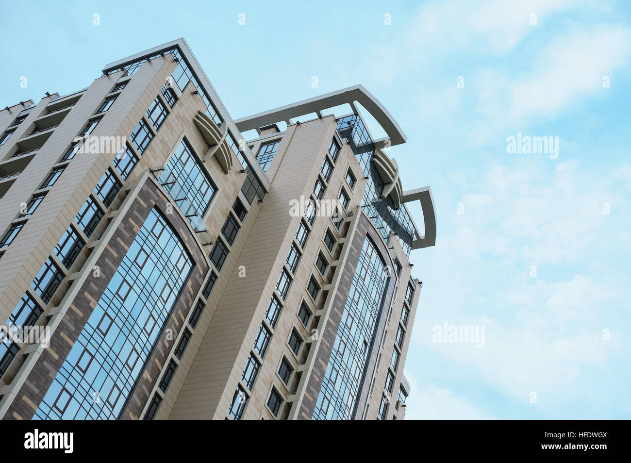 Mehrstöckige Appartementhaus am Himmelshintergrund Stockfoto