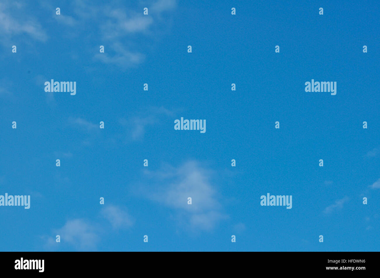 Sonnigen Mittag strahlend blauen Himmel mit flauschigen weißen Wolken Stockfoto