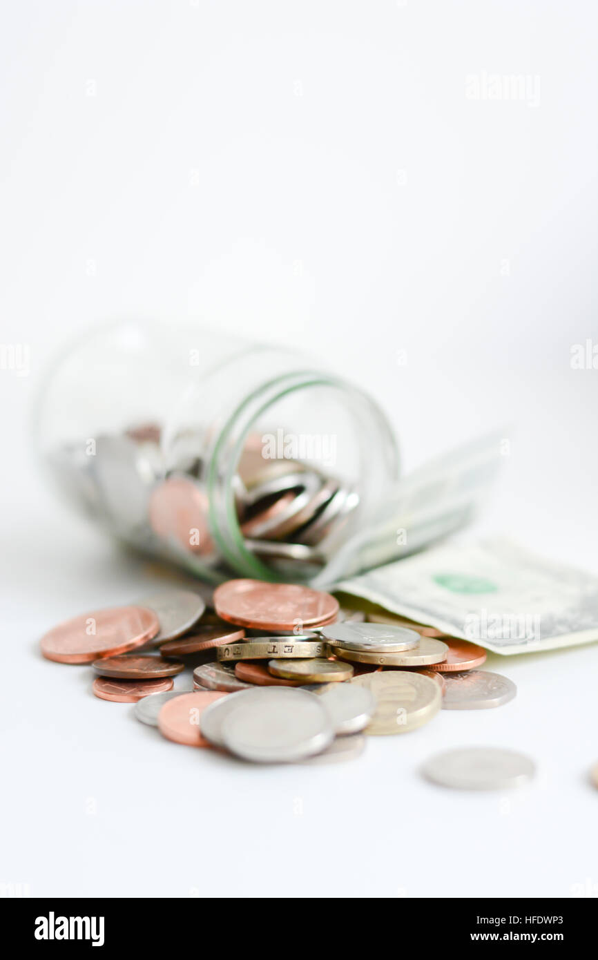 Persönlichen Ersparnissen Konzept illustriert mit Geld in einem Glas Stockfoto