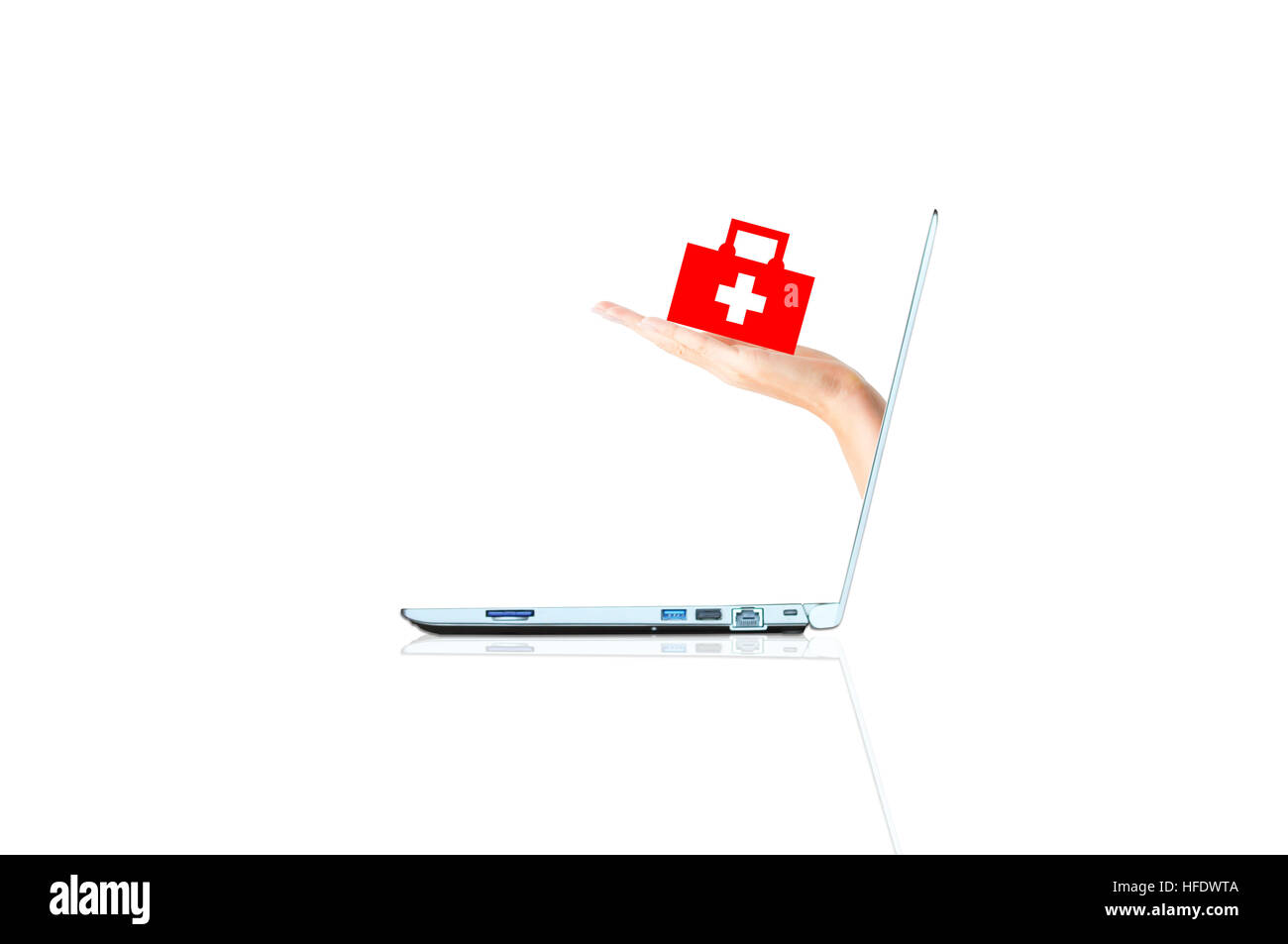 Online-medizinische Leistungen-Konzept mit einem roten Kreuz auf einer menschlichen Hand, die aus einem laptop Stockfoto