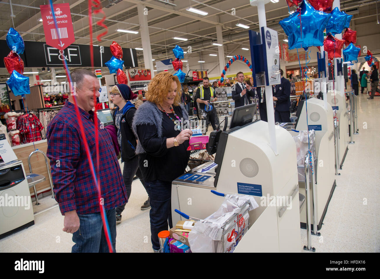 Supermarktkasse: ein Frau-Shopper mit der SB-Kasse in der Tesco-Supermarkt-Superstore, Aberystwyth Wales UK (am Tag Eröffnung des Ladens 24. November 2016) Stockfoto