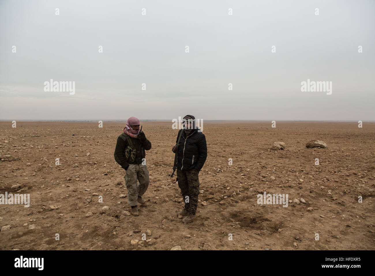 Gonna Raqqa - 21.12.2016 - Syrien - Syrien ROJAVA / The YPG Soldaten sind auf der Suche nach Minen und ISIS Präsenz.   -Chris Huby / Le Pictorium Stockfoto
