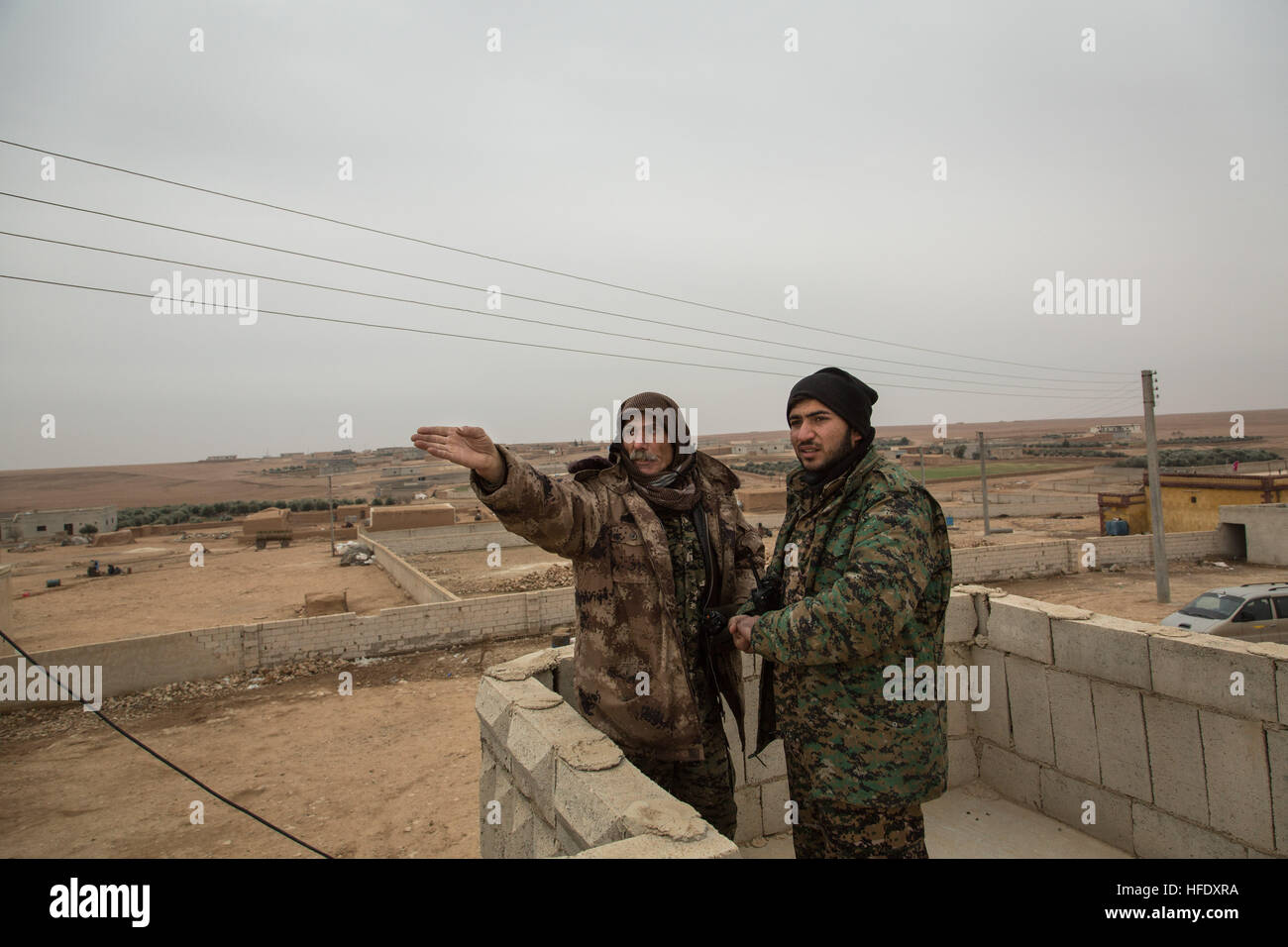 Gonna Raqqa - 21.12.2016 - Syrien - Syrien ROJAVA / dieses Dorf war nur nahm von ISIS die YPG-Soldaten.   -Chris Huby / Le Pictorium Stockfoto