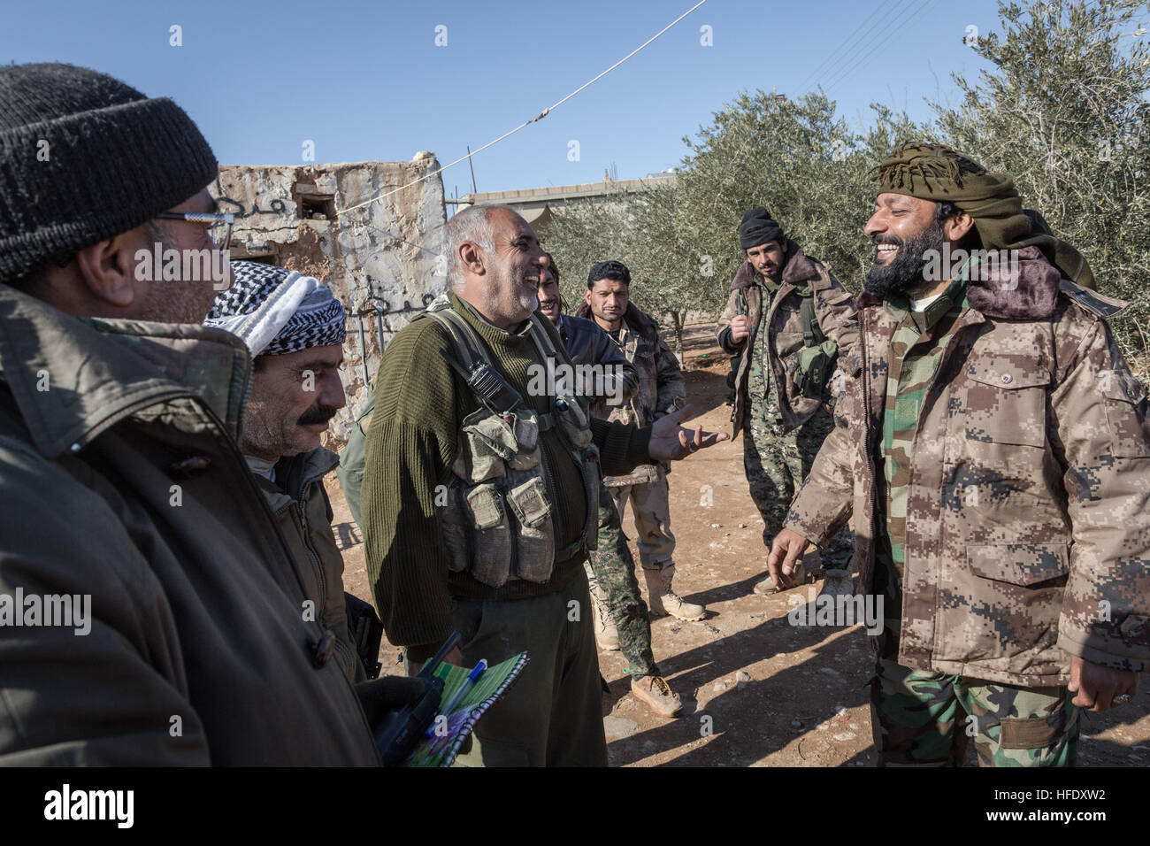 Gonna Raqqa - 19.12.2016 - Syrien - Syrien / ROJAVA / KHR BET AL JIHESH - der YPG-Zug hat das Dorf von ISIS nur befreien, dieser Ort ist nicht weit von ar-Raqqa. Faran Abou Asker (rechts) ist der Führer der Brigade.   -Chris Huby / Le Pictorium Stockfoto