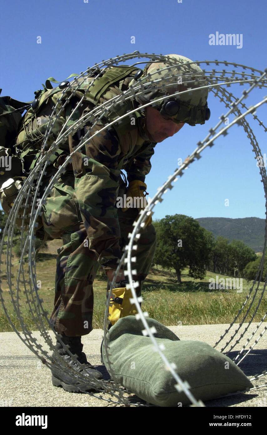 040422-N-4261P-008 Fort Hunter-Liggett, Monterey, Kalifornien (22. April 2004) - Bau-Mechaniker Constructionman Daryl Johnson zugewiesen Naval Marine Bau-Bataillon 17 (NMCB 17) sichert Stacheldraht beim Einrichten von Camp während Betrieb Lager Duell ' 04.  Duell ist eine taktische Übung, um tatsächliche Mobilisierung der Reserve Seabee Bataillon zur Unterstützung von Vereinigte Staaten Marinekorps Kampfhandlungen zu simulieren. Foto: U.S. Navy des Fotografen Mate 2. Klasse Don Peterson (freigegeben) US Navy 040422-N-4261P-008 Bau Mechaniker Constructionman Daryl Johnson sichert Stacheldraht Whil Stockfoto