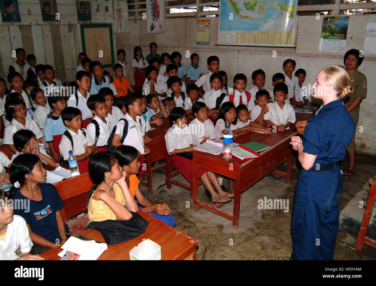 050427-N-0357S-009 Nias, Indonesien (27. April 2005) - Hospital Corpsman 2. Klasse Cyrena Williams unterrichtet eine Klasse über Infektionskrankheiten für Schüler an einer Schule auf der Insel Nias. Williams und anderes medizinisches Personal, das Military Sealift Command (MSC) Lazarettschiff USNS Mercy (T-AH 19) zugewiesen, besuchte Schulen in der gesamten Stadt von Gunung Sitoli, den Schülern die Bedeutung der Prävention, Dental-Hygiene und die richtige Ernährung beizubringen. Auf Antrag der Regierung von Indonesien speichert Barmherzigkeit und der MSC-Kampf Schiffe, die USNS Niagara Falls (T-AFS-3) und USNS San Jose (T-AFS-7) auf der Station sind Stockfoto