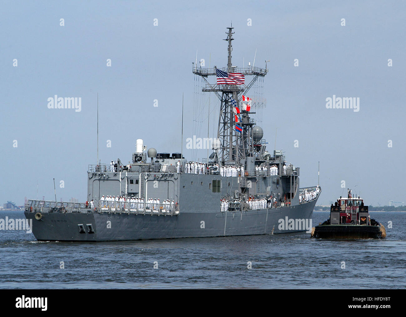 040430-N-3725R-024 Naval Station Norfolk, Virginia (30. April 2004) - fährt die Lenkflugkörper Fregatte USS Elrod (FFG 55) Pier Aufnahme in die Lenkflugkörper Zerstörer USS Ramage (DDG-61) und USS Ross (DDG 71) zur Unterstützung der globalen Krieg gegen den Terrorismus. Als eine unabhängige Oberfläche Strike Group (SSG), Ramage, Ross und Elrod an regionalen Übungen mit Verbündeten teilnimmt, diplomatischen Hafen telefonieren und reagieren auf jede Kontingenz, einschließlich die, die mit dem laufenden Krieg gegen den Terrorismus. Foto: U.S. Navy des Fotografen Mate 2. Klasse Greg Roberts. (FREIGEGEBEN) U.S. Navy 040430-N-3725R-024 die Guid Stockfoto