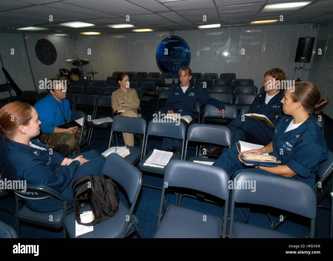 040615-N-4190W-001-Atlantik (15. Juni 2004) - ist ein Frauen Bibelstudium in das Schiff Kapelle an Bord der konventionell angetriebenen Flugzeugträger USS John F. Kennedy (CV-67) statt. Kennedy ist einer der sieben Flugzeugträger in der Sommer-Puls-2004-Übung beteiligt. Sommer-Puls-2004 ist die gleichzeitige Bereitstellung von sieben Flugzeuge Streik Gruppen (strategischen), Nachweis der Fähigkeit der Marine zu glaubwürdigen Kampf rund um den Globus in den fünf Kinos mit anderen USA verbündet, und militärische Koalitionstruppen. Sommer-Puls ist der Marine erste Bereitstellung unter seiner neuen Flotte Antwort planen (FRP). U. Stockfoto