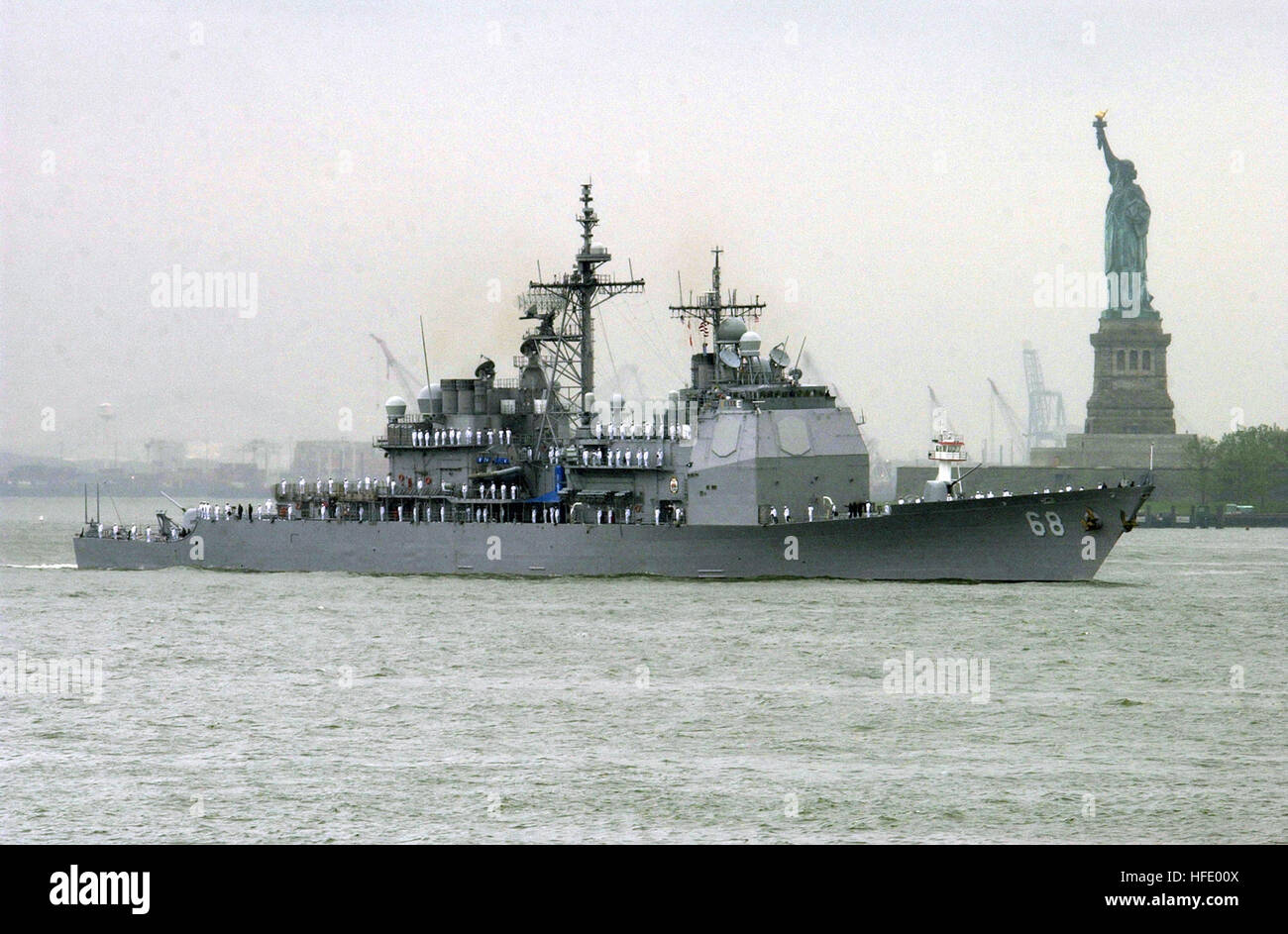040526-N-6371Q-049-New York City, N.Y. (26. Mai 2004) - Segel der Lenkwaffen-Kreuzer USS Anzio (CG-68) vorbei an der Freiheitsstatue im New Yorker Hafen während der Parade von Schiffen zu Beginn des 17. annual Fleet Week in New York City. Über 4.000 sind in der diesjährigen Veranstaltung vom 26. Mai bis Juni 2 Matrosen, Marines und Küste Gardisten auf zwölf Schiffe Teil. US Navy Foto vom Fotografen Mate Airman Orlando Quintero (freigegeben) US Navy 040526-N-6371Q-049 He Lenkflugkörper Kreuzer USS Anzio (CG-68) Segel vorbei an der Freiheitsstatue im Hafen von New York Stockfoto