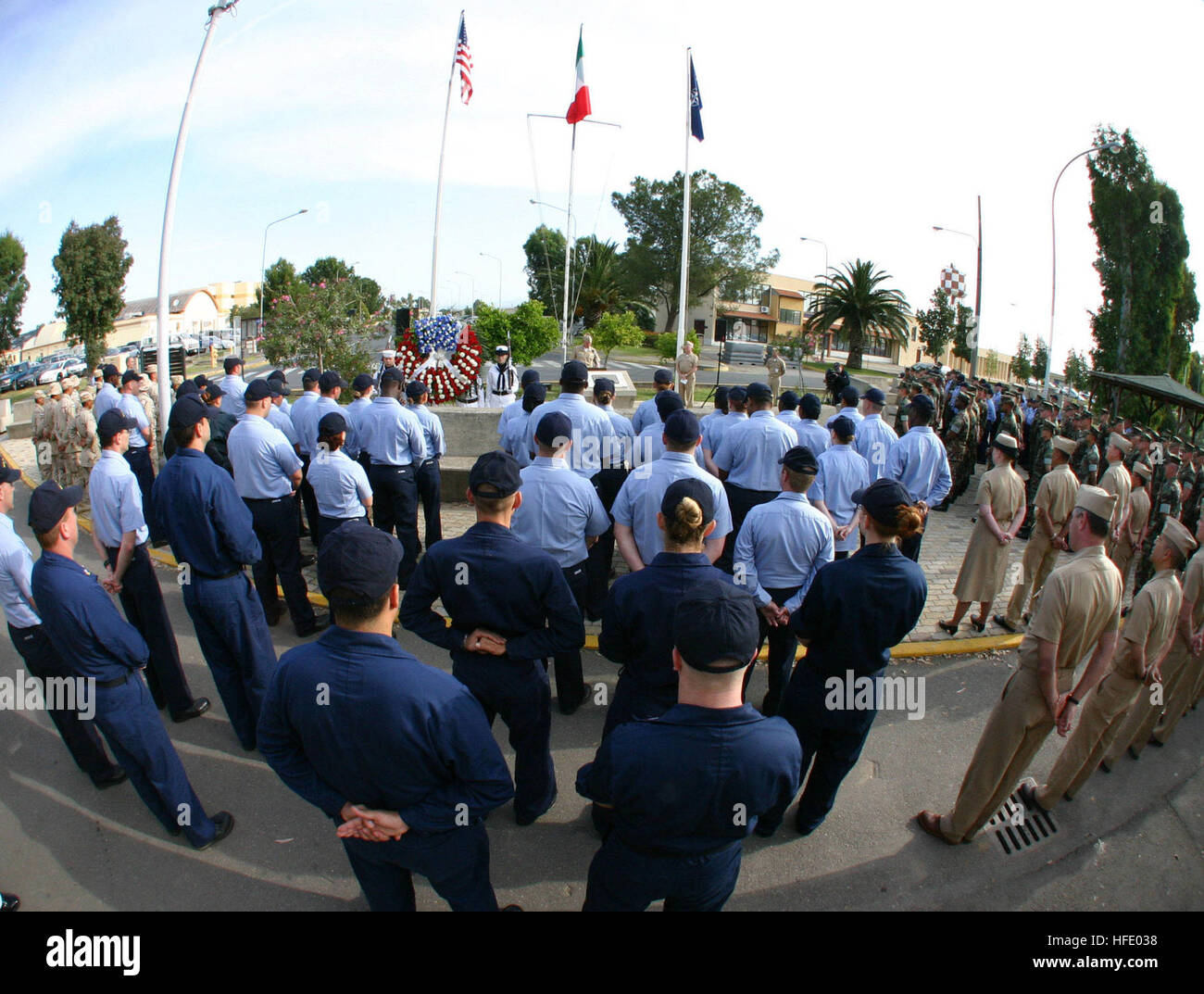 040528-N-5821W-006 Naval Air Station Sigonella, Sizilien (28. Mai 2004) - Matrosen und Marinesoldaten, Naval Air Station Sigonella Stand wohl während einer Kranzniederlegung zu Ehren der bevorstehenden 2004 Gedenktag Einhaltung zugewiesen. An der Einweihung nahmen auch Mitglieder der honduranischen Armee, die NAS Sigonella auf dem Heimweg vom Dienst im Irak Transit wurden Teil. NAS-Sigonella bietet logistische Unterstützung für Commander, sechste Flotte und NATO-Truppen im Mittelmeerraum. Foto: U.S. Navy Journalist 2. Klasse Stephen s. Weaver (freigegeben) US Navy 040528-N-5821W-006 Matrosen und Marinesoldaten zugewiesen Stockfoto