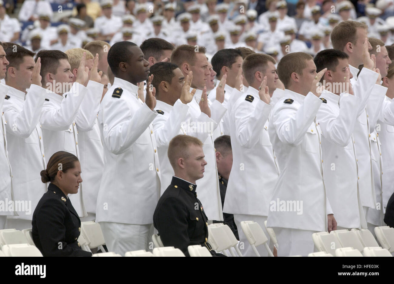 040528-N-9693M-013 United States Naval Academy (28. Mai 2004) - stehen Midshipmen während der Verabreichung von Eid des Amtes für Absolventen Eintritt in Dienst als ein Marine-Fähnrich bei der United States Naval Academy-Klasse 2004 Graduierung und Inbetriebnahme Zeremonie. Neunhundert neunzig Midshipmen studierte an der United States Naval Academy und wurde in das US-Militär Offiziere. Gen Myers lieferte die Eröffnungsrede und persönlich begrüßt jeder Absolvent während der Zeremonie. Die Männer und Frauen der Abschlussklasse wurden in der Marine als Flaggen oder in der Marine Corps als zweite Leutnants vereidigt. Stockfoto