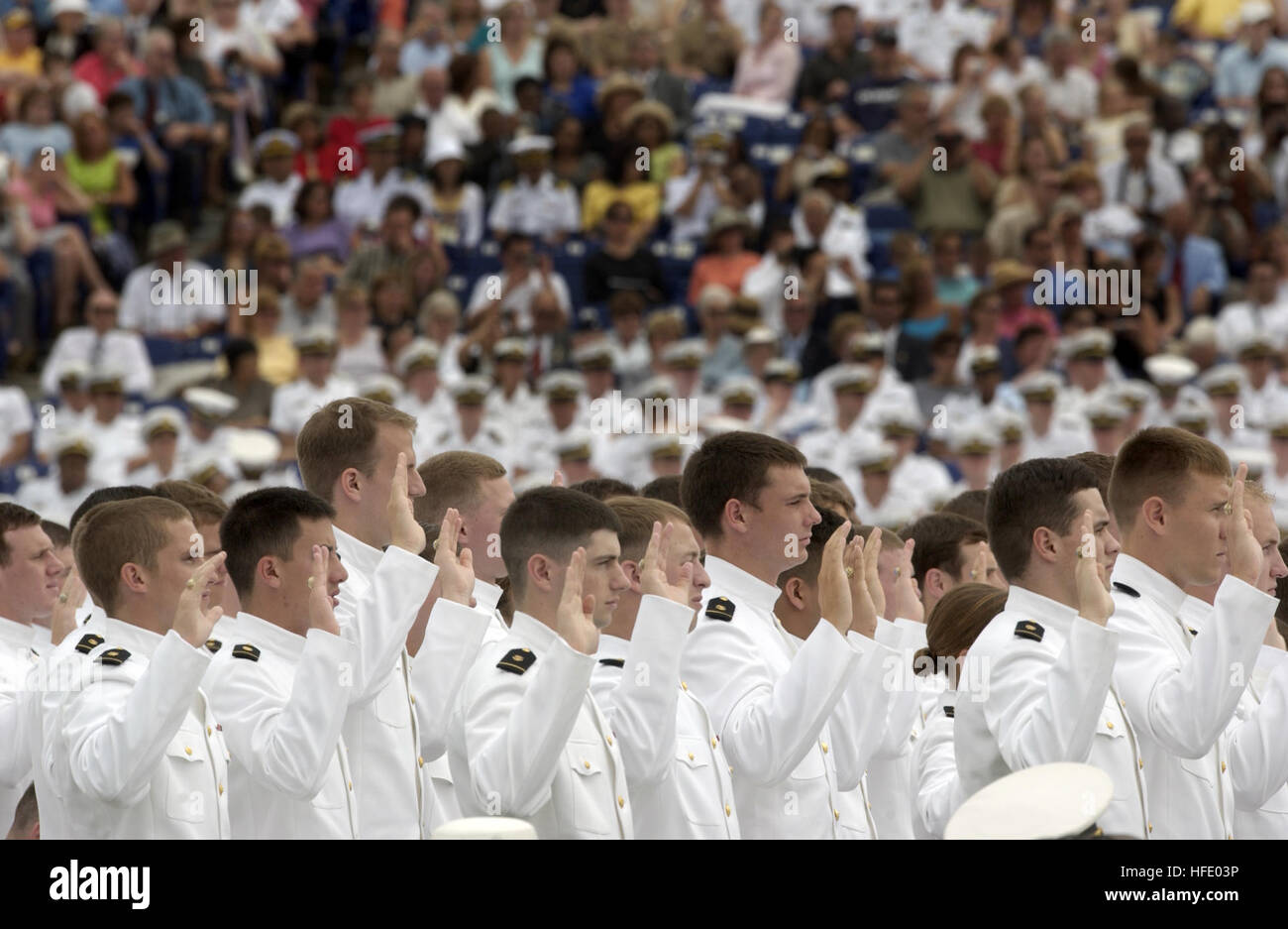 040528-N-9693M-014 United States Naval Academy (28. Mai 2004) - stehen Midshipmen während der Verabreichung von Eid des Amtes für Absolventen Eintritt in Dienst als ein Marine-Fähnrich bei der United States Naval Academy-Klasse 2004 Graduierung und Inbetriebnahme Zeremonie. Neunhundert neunzig Midshipmen studierte an der United States Naval Academy und wurde in das US-Militär Offiziere. Gen Meyers lieferte die Eröffnungsrede und persönlich begrüßt jeder Absolvent während der Zeremonie. Die Männer und Frauen der Abschlussklasse wurden in der Marine als Flaggen oder in der Marine Corps als Leutnant vereidigt. Stockfoto