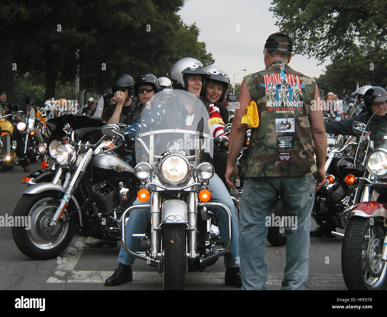 040530-N-0000L-001 Washington D.C. (30. Mai 2004) – Vorsitzender der Joint Chiefs Of Staff, General Richard B. Myers, spricht mit einem anderen Motorrad-Enthusiast und Veteran während der jährlichen Rolling Thunder-Fahrt für die Freiheit in Washington D.C.  Für den letzten 17 Jahren Tausende von Bikern treffen, um Kriegsgefangene und diejenigen erinnern, Missing in Action. Foto: U.S. Navy Journalist 1. Klasse Robert Lamm (freigegeben) US Navy 040530-N-0000L-001 Vorsitzender der Joint Chiefs Of Staff, General Richard B. Myers, spricht mit einem anderen Motorrad-Enthusiast und Veteran Stockfoto