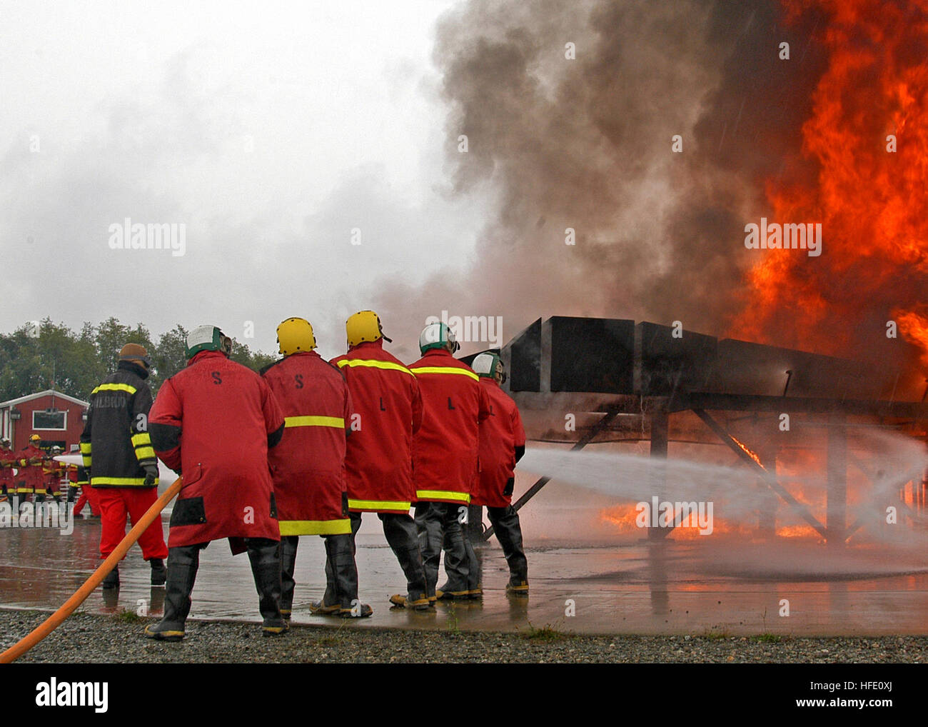 040923-N-3770P-004 Whidbey Island, Washington (23. September 2004) - eine Flugdeck Feuer Party zugewiesen, die Coast Guard Cutter (USCGC) Polar Sea (WAGB 11) basierte aus Seattle, Washington, Schlachten ein kontrolliertes Feuer während einer Ausbildung Evolution im Commander Naval Bildung und Ausbildung Whidbey Insel Fire School. Foto: U.S. Navy des Fotografen Mate 3. Klasse Jesse Praino (freigegeben) uns Marine 040923-N-3770P-004 A Flight Deck Feuer Party zugewiesen, die Coast Guard Cutter Polar Seeschlachten ein kontrolliertes Feuer Stockfoto