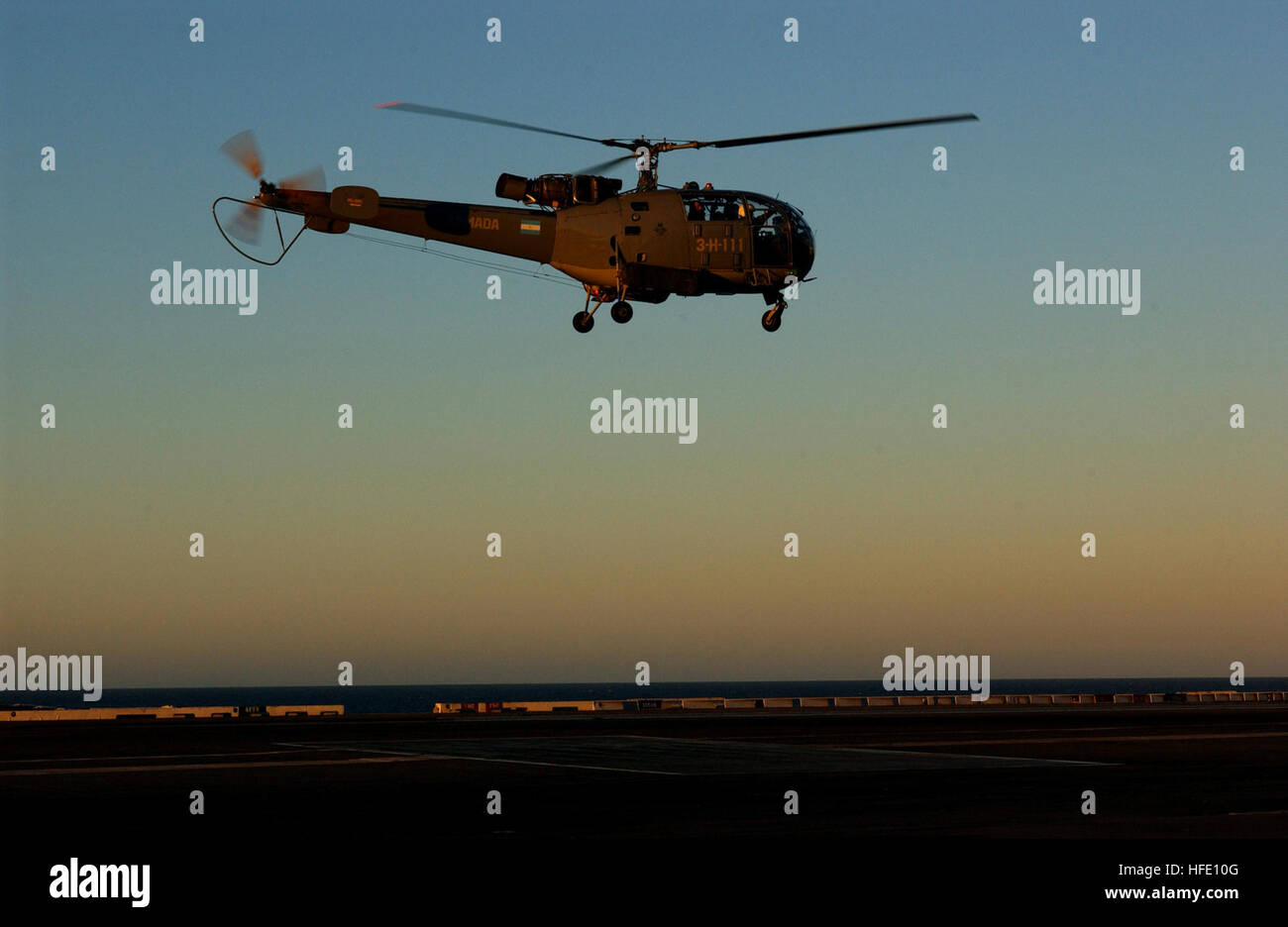 040617-N-9319H-700 Süd-Pazifik (17. Juni 2004) Ð eine argentinische Marine SA-316 Alouette III Helikopter ist für eine Landung auf dem Flugdeck an Bord der Flugzeugträger der Nimitz-Klasse USS Ronald Reagan (CVN-76). Reagan ist derzeit Umrundung Südamerikas zu ihrem neuen Heimathafen San Diego, Kalifornien US Navy Foto vom Fotografen Mate 3. Klasse Angel G. Hilbrands (freigegeben) uns Marine 040617-N-9319H-700 eine argentinische Marine SA-316 Alouette III Helikopter kommt in für eine Landung auf dem Flugdeck an Bord der Flugzeugträger der Nimitz-Klasse USS Ronald Reagan (CVN-76) Stockfoto