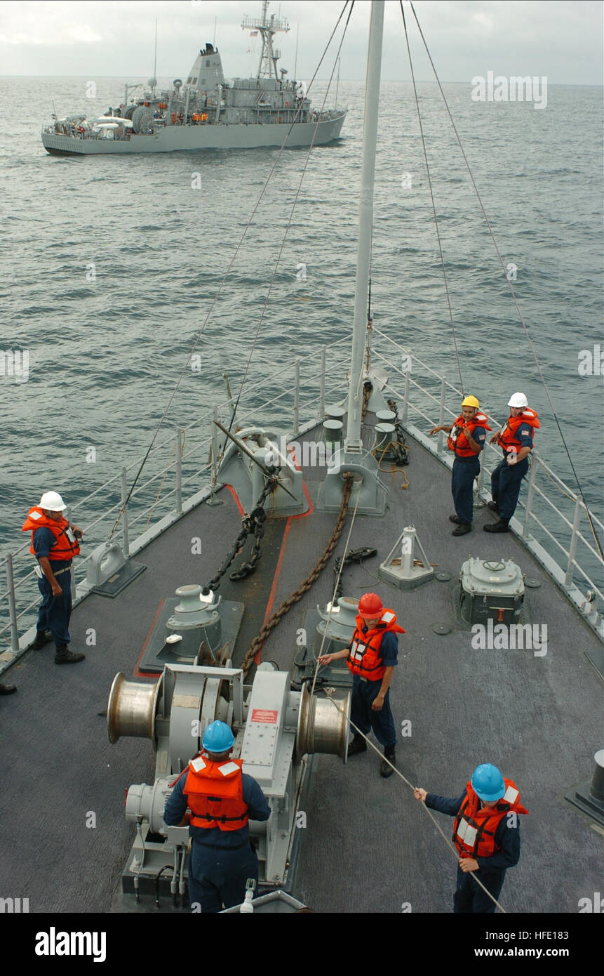 (24 JUNI 2004)  USS Scout (MCM 8), in Ingleside, Texas, Gridley führt eine Tow/be geschleppt-Übung mit USS Sentry (MCM 3) vor der Küste von Ingleside, Texas. Die routinemäßige Übung ist Teil der Grundausbildung-Pipeline vor intermediate Training für USS Scout, die nur die Verfügbarkeit einer Werft in Ingleside, Texas abgeschlossen.  Foto: JO1 (SCW/SS) James Pinsky uns Marine 040624-N-2653P-002 Grube Gegenmaßnahme Schiff USS Scout (MCM 8), führt das Werg und gezogenen Übung mit USS Sentry (MCM 3) vor der Küste von Texas Stockfoto