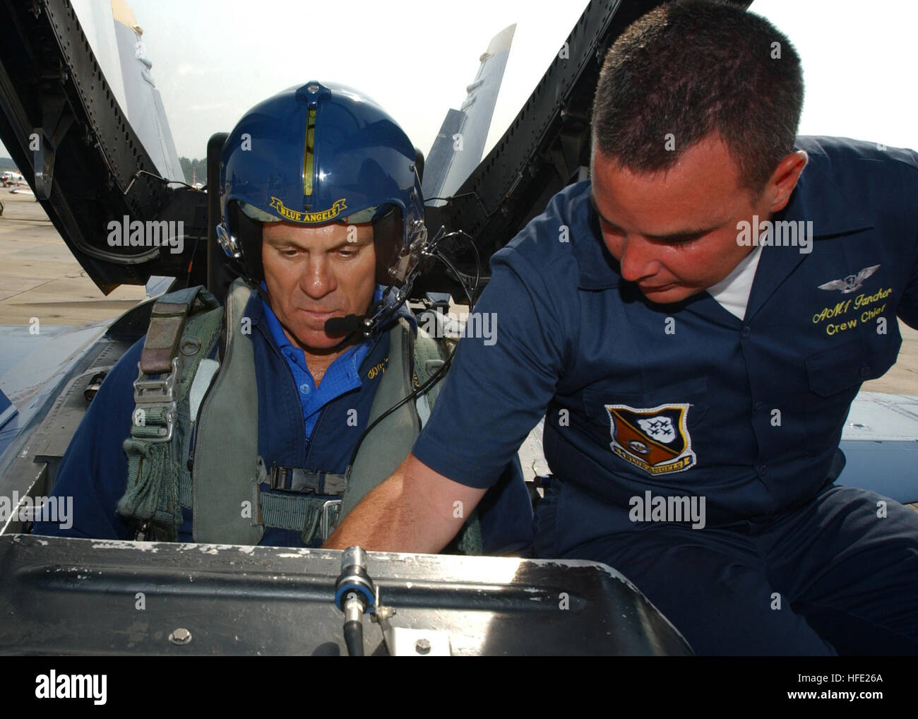 040713-N-7559C-002 Naval Air Station Pensacola, Florida (13. Juli 2004) - Blue Angels Crewchief Aviation strukturelle Mechaniker 1. Klasse Chris Fancher, von Mahomet, Illinois, zeigt und erklärt die verschiedenen Instrumente an Universität von Florida Fußball Trainer Ron Zook, als er für einen Flug Einarbeitung bereitet.  Im heutigen alle ehrenamtlichen Kraft sind die Blue Angels ein integraler Bestandteil der Navy und Marine Corps recruiting und Retention Programme.  Flüge in die zweisitzige, Nummer sieben Jet sollen öffentliche Sensibilisierung für Marine Chancen erhöhen und sind zur direkten Unterstützung der Marine und Marine Stockfoto