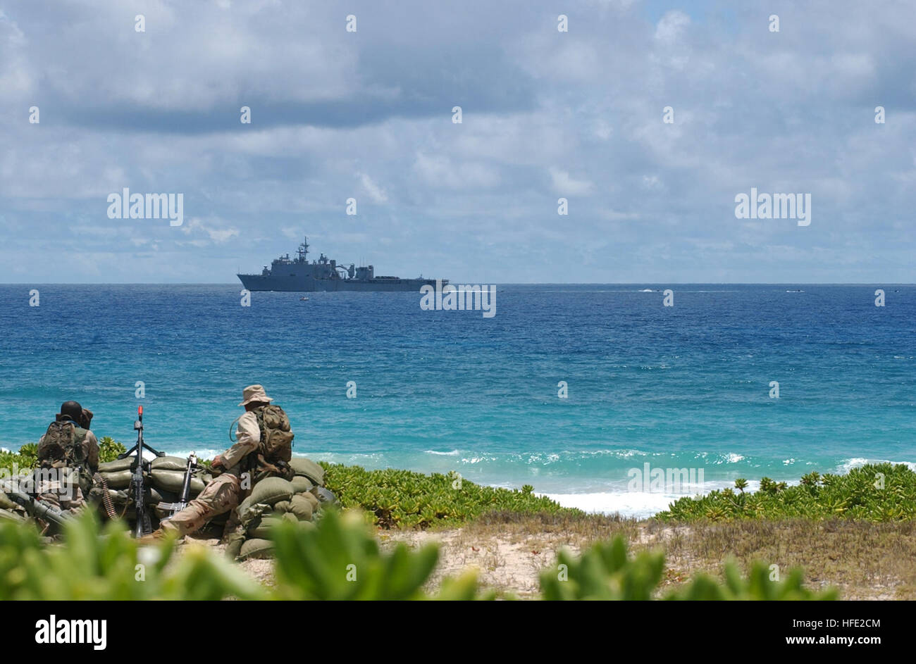 040714-N-6551H-097 Pacific Missile Range bellen Sands, Hawaii (18. Juli 2004) - US-Marines zugewiesen Combat Service Support Gruppe drei, Rollenspiel, wie Oppositionskräfte amphibische Fahrzeuge (AAV) Bereitstellung von amphibischen Dock Landungsschiff USS Rushmore (LSD-47), beobachten während der Betriebsphase der Übung am Rand der pazifischen 2004. RIMPAC ist die größte internationale maritime Übung in den Gewässern um die Inseln von Hawaii. Dieser Jahre Übung umfasst sieben teilnehmenden Nationen; Australien, Kanada, Chile, Japan, Südkorea, Großbritannien und den Vereinigten Staaten. RIMPAC ich Stockfoto
