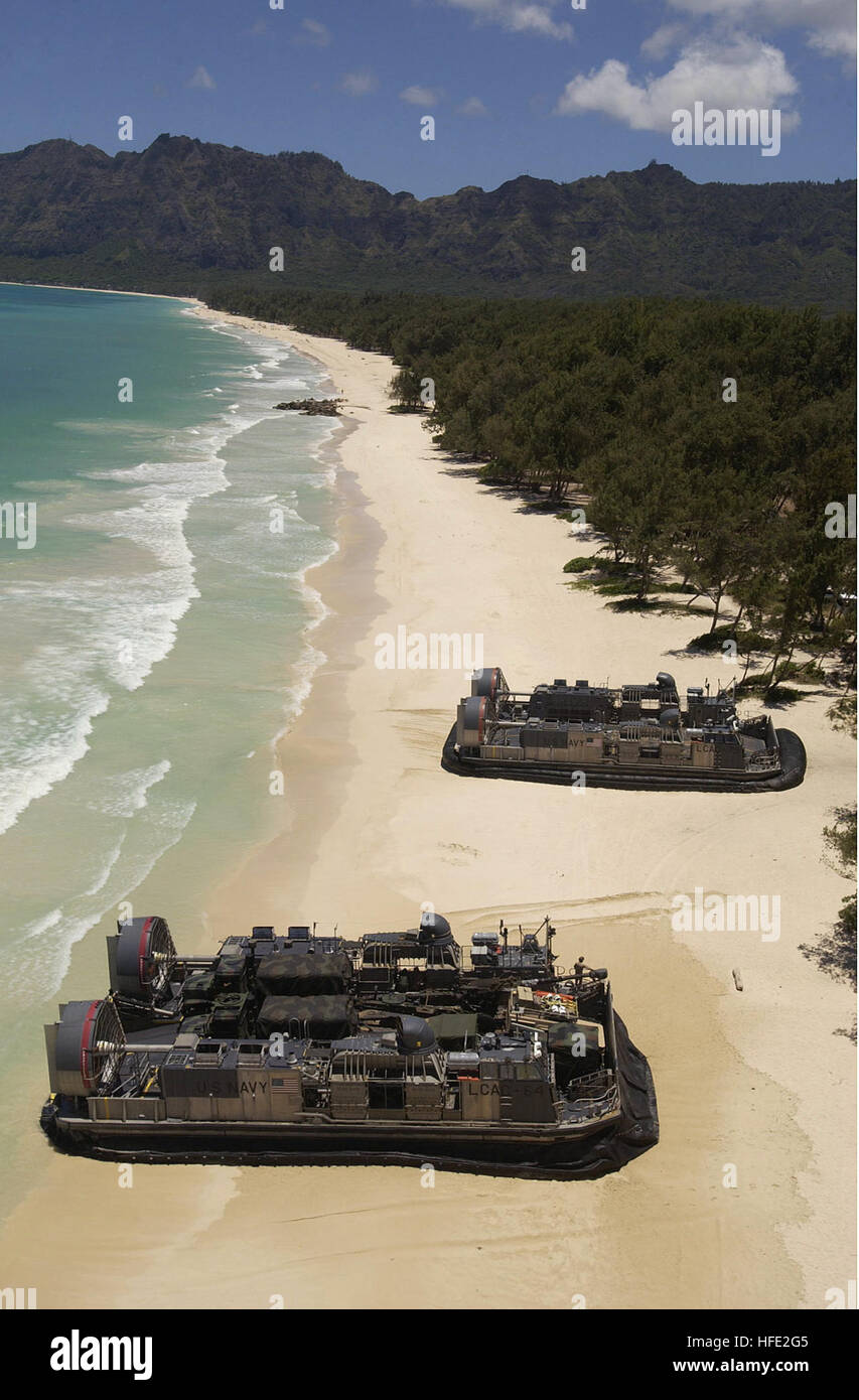 040720-N-6811L-359 Balg Air Force Base (20. Juli 2004)--Landing Craft Luftkissen (STERNS), Assault Craft Einheit fünf (ACU-5) zugewiesen den Strand mit eingeschifften US-Marines vom 3. Marine Regiment während amphibische Ausbildung zur Unterstützung der Übung Rand des Pazifik (RIMPAC) 2004 getroffen. RIMPAC ist die größte internationale maritime Übung in den Gewässern um die Inseln von Hawaii. Das diesjährige Übung umfasst sieben teilnehmenden Nationen; Australien, Kanada, Chile, Japan, Südkorea, Großbritannien und den Vereinigten Staaten. RIMPAC soll den taktischen Fähigkeiten zu stärken Stockfoto