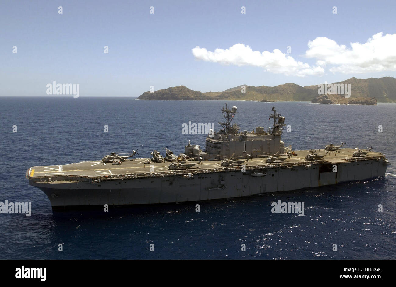 040720-N-6811L-450 Pazifik (20. Juli 2004)--amphibischer Angriff Schiff USS Tarawa (LHA-1) auf der Station vor der Küste von Oahu, Hawaii während amphibische Ausbildung zur Unterstützung der Übung Rand des Pazifik (RIMPAC) 2004. RIMPAC ist die größte internationale maritime Übung in den Gewässern um die Inseln von Hawaii. Das diesjährige Übung umfasst sieben teilnehmenden Nationen; Australien, Kanada, Chile, Japan, Südkorea, Großbritannien und den Vereinigten Staaten. RIMPAC soll die taktischen Kenntnisse der teilnehmenden Einheiten in eine Vielzahl von kombinierten Operationen auf See, wh stärken Stockfoto