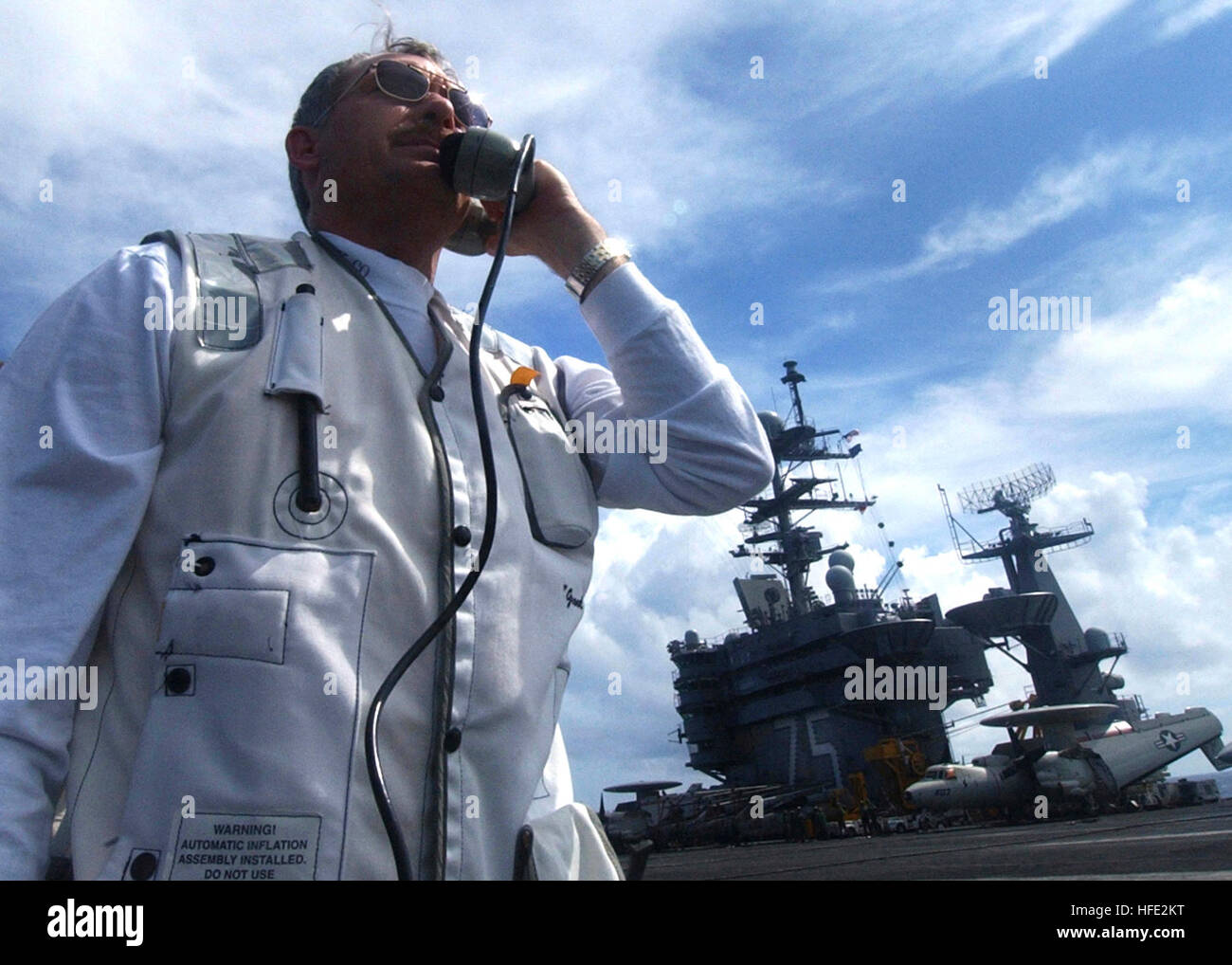 040722-N-4308O-019 Atlantik (22. Juli 2004) Ð USS Harry S. Truman (CVN-75) Commanding Officer Capt. Micheal R. Groothousen, führt Landing Signal Officer (LSO) Aufgaben auf dem Flugdeck. Truman hat vor kurzem die majestätischen Adler 04, einer multinationalen Übung vor der Küste von Marokko. Die Übung zeigt die kombinierte Kraft-Funktionen und schnelle Reaktionszeiten der teilnehmenden Marine, Luft, undersea und Oberfläche Kriegsführung Gruppen. In der US-geführten Übung beteiligten Länder gehören Großbritannien, Marokko, Frankreich, Italien, Portugal, Spanien und Türkei. Foto: U.S. Navy Ph Stockfoto