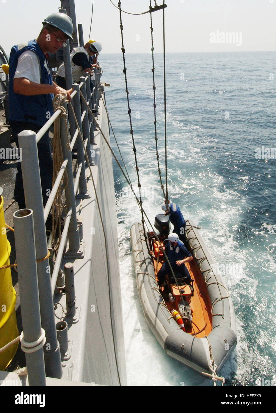 040729-N-4374S-005 arabischen Golf (29. Juli 2004) - Operationen Matrosen, die Grube Gegenmaßnahme Schiff USS Dextrous (MCM 13) zugewiesen kleines Boot in den Persischen Golf.  Geschickt wird nach vorne zur Unterstützung der Operation Iraqi Freedom eingesetzt. Foto: U.S. Navy des Fotografen Mate 2. Klasse Michael Sandberg (freigegeben) US Navy 040729-N-4374S-005-Segler, die Grube Gegenmaßnahme Schiff USS Dextrous (MCM 13) zugewiesen kleines Boot Operationen im Persischen Golf Stockfoto