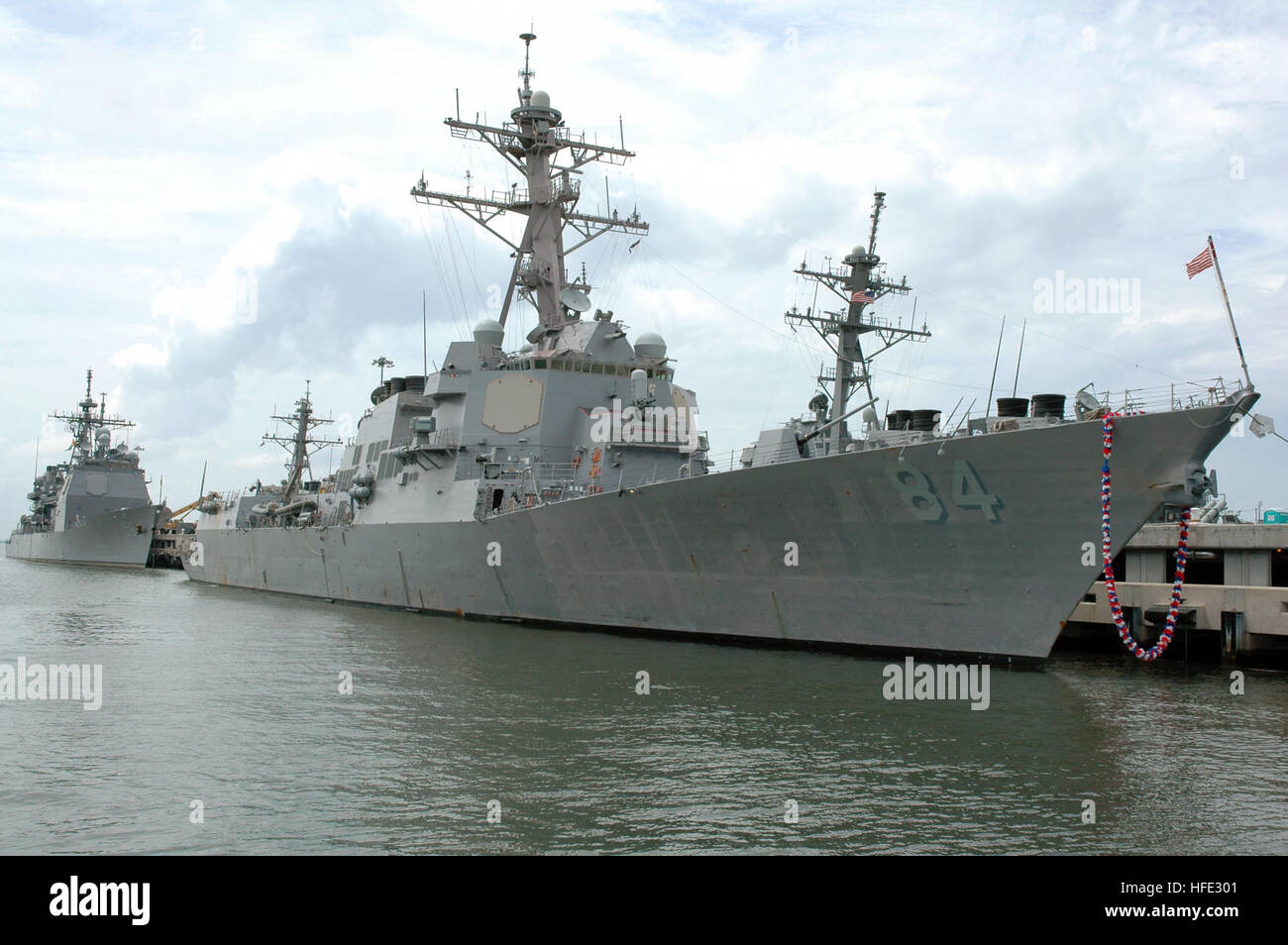 040801-N-0295M-005 Norfolk, Virginia (1. August 2004) - der Lenkwaffenzerstörer USS Bulkeley (DDG-84), Vorder- und Lenkflugkörper Kreuzer USS San Jacinto (CG-56) sitzen im Naval Station Norfolk, Virginia Bulkeley ist geschmückt mit einem bunten Hawaii Lei vor kurzem wieder zu Hause von der Bereitstellung mit der USS George Washington (CVN-73) Carrier Strike Group (CSG). Die CSG durchgeführten Missionen zur Unterstützung der Operation Iraqi Freedom (OIF). Foto: U.S. Navy PhotographerÕs Mate 2. Klasse Daniel J. McLain (freigegeben) uns Marine 040801-N-0295M-005 Lenkflugkörper Zerstörer USS Bulkeley (DDG-84), Stockfoto