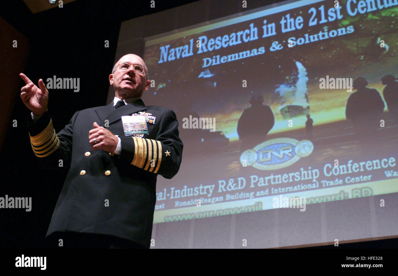 040805-N-0962S-107 Washington, D.C. (5. August 2004) - Chef der Naval Operations Admiral Vern Clark-Adressen, die der 5. jährlichen Naval-Industry Research und Development Partnership Conference im Ronald Reagan Building statt. Die Konferenz bringt innovative Denker aus Verteidigung, Industrie und Wissenschaft Adresse Verteidigung Transformation, aufstrebenden Unternehmen Theorien und Praktiken und Marine Power 21. Marine Power 21 ist die Navy/Marine Corps globale Sicherheitsstrategie, die einen wesentlicher Bestandteil unseres Landes gemeinsame Force Konzept bildet. Foto: U.S. Navy Journalist 2. Klasse Brandan W. Schulze (frei) Stockfoto