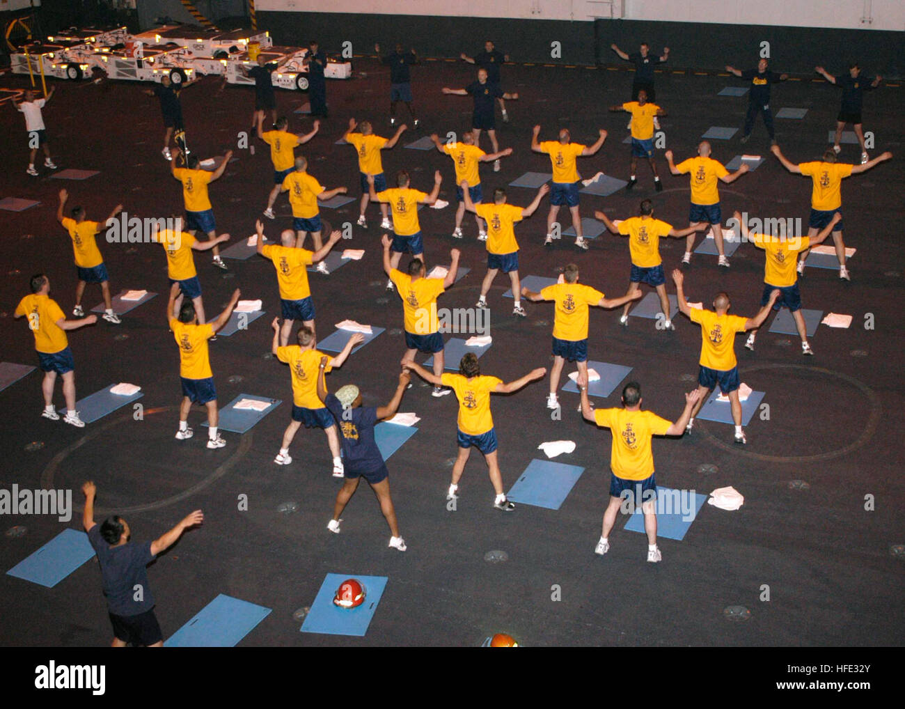 040806-N-9951B-066 Pazifik (6. August 2004) Ð Chief Petty Officer (Durchsicht) beteiligen sich eine Runde Jumping Jacks während einer Sitzung in körperliches Training am frühen Morgen im Hangar Bucht an Bord des Flugzeugträgers USS Abraham Lincoln (CVN-72). Lincoln führt derzeit lokale Operationen in Vorbereitung für den nächsten geplanten Einsatz. U.S. Navy Photo PhotographerÕs Mate 3. Klasse Elizabeth A. Bartneck (freigegeben) US Navy 040806-N-9951B-066 Chief Petty Officer (Durchsicht) zu beteiligen in einer Runde Jumping Jacks während einer Sitzung in körperliches Training am frühen Morgen in der Hangarbucht Stockfoto